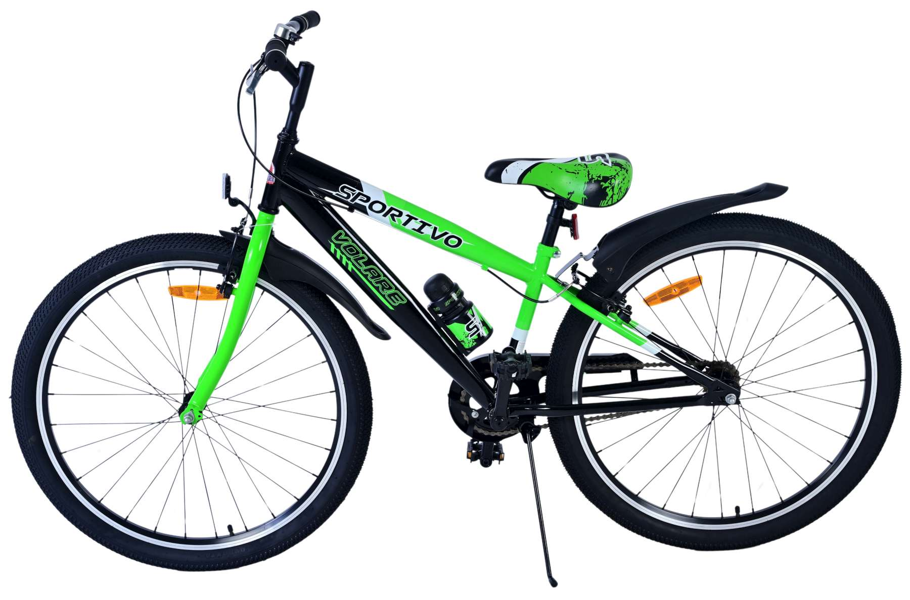 Grünes und schwarzes Fahrrad auf weißem Hintergrund. Es hat schwarze Reifen und einen Sitz mit grünen Mustern.