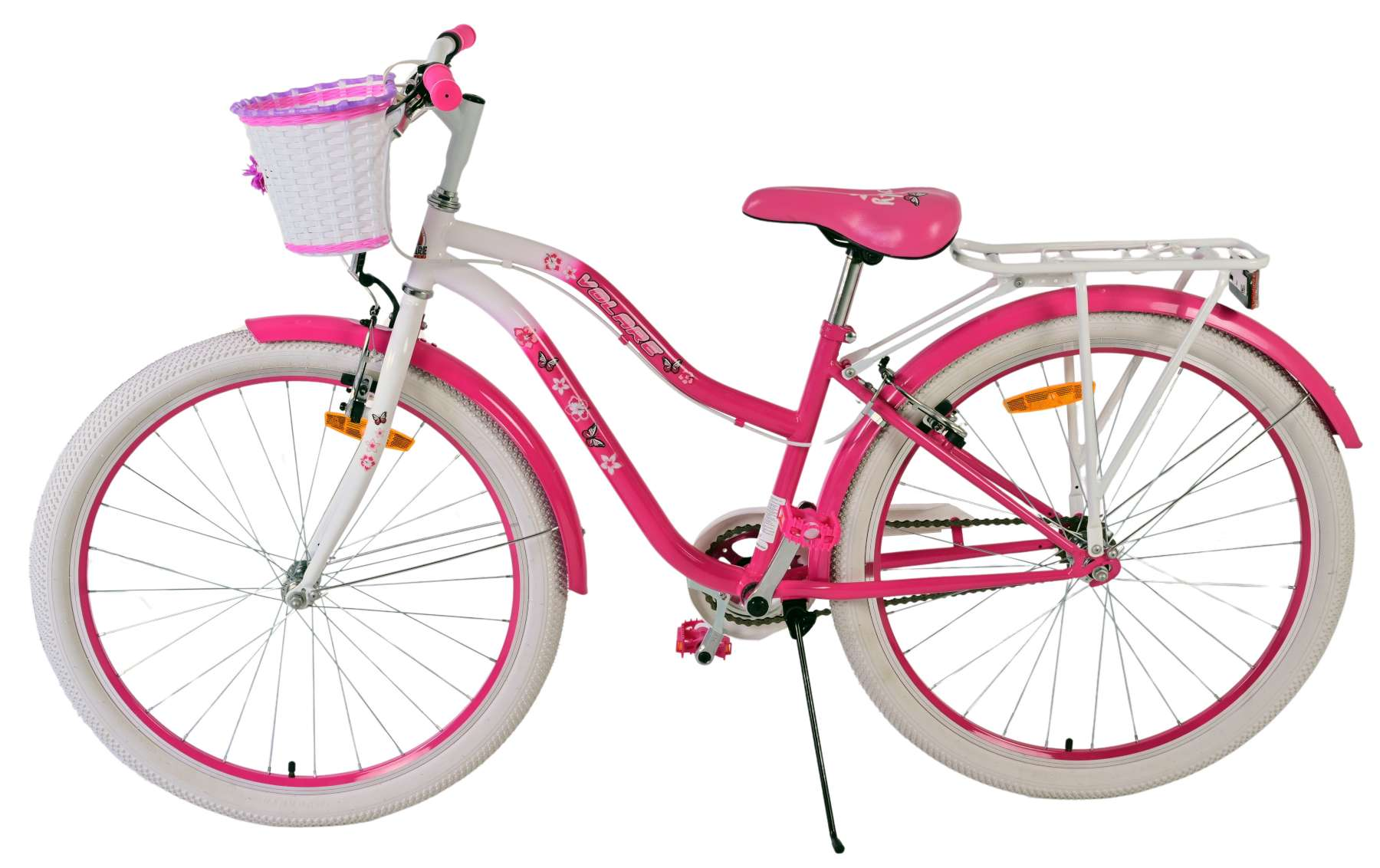 Ein rosa-weißes Fahrrad mit Korb. Es steht vor weißem Hintergrund.
