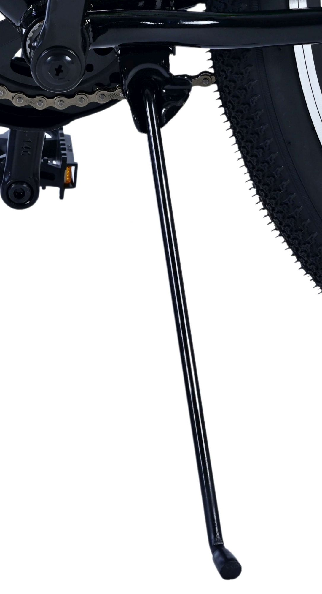 Ein schwarzer Fahrradständer an einem Fahrrad. Der Ständer ist ausgeklappt und hält das Fahrrad aufrecht.