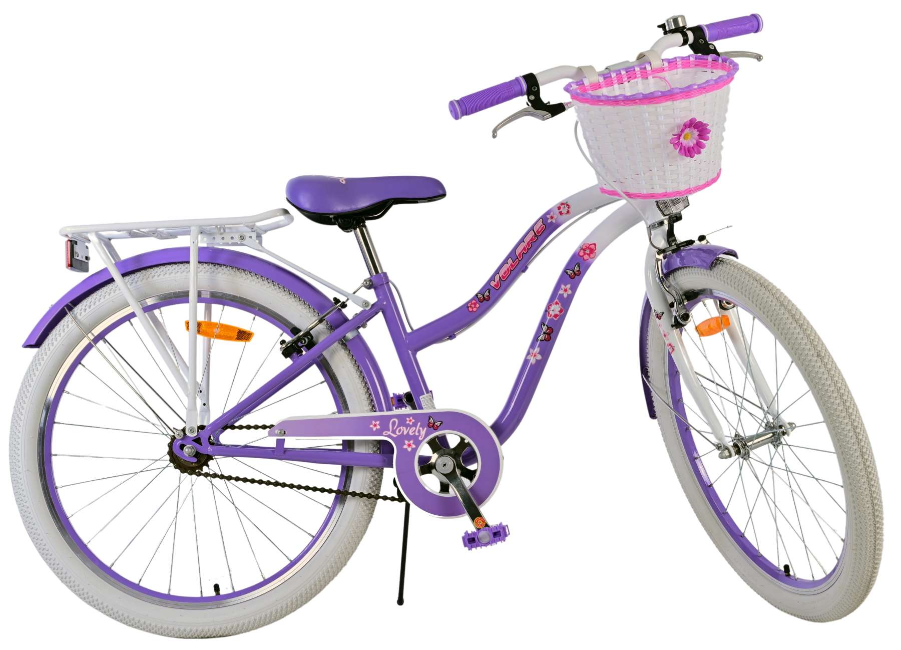 Ein lila-weißes Fahrrad mit einem Korb vorne. Es hat einen weißen Sitz, Räder und einen Gepäckträger über dem Hinterrad.
