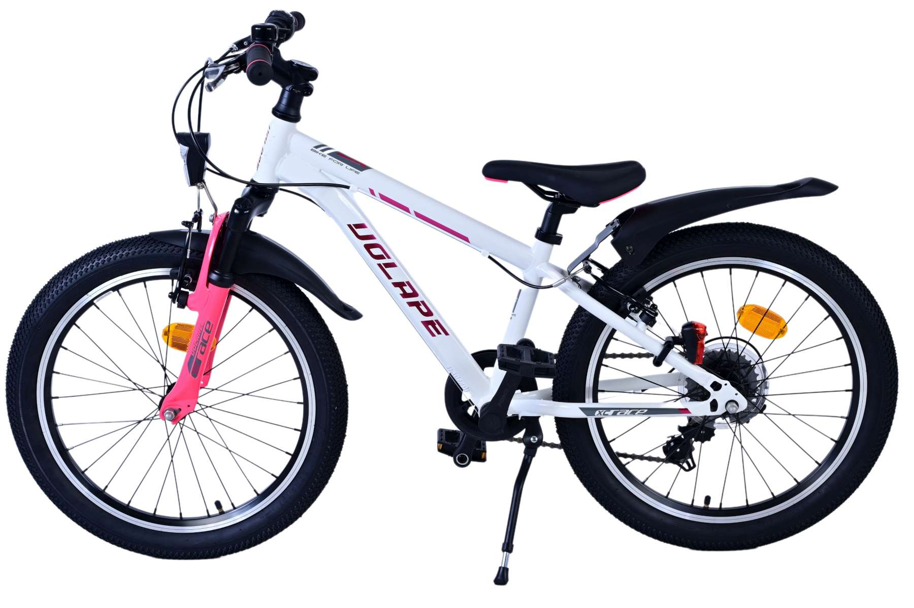 Weißes und rosa Fahrrad mit schwarzen Reifen vor weißem Hintergrund, Seitenansicht.