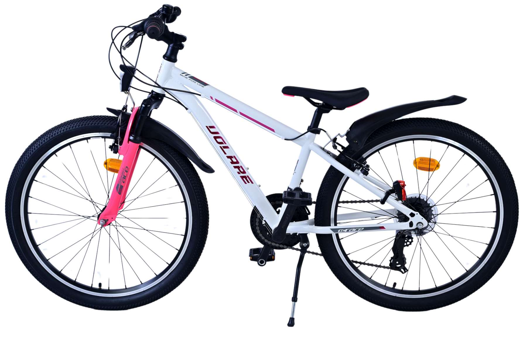 Weißes und rosa Fahrrad mit schwarzen Reifen und Schutzblechen. Weißer Hintergrund.