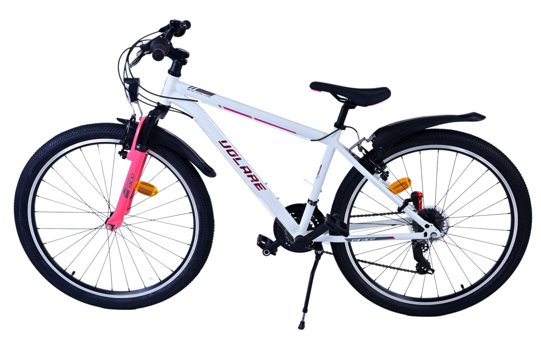 Weißes Fahrrad mit rosa Akzenten, schwarzen Reifen und Zubehör. Isoliert auf Weiß.