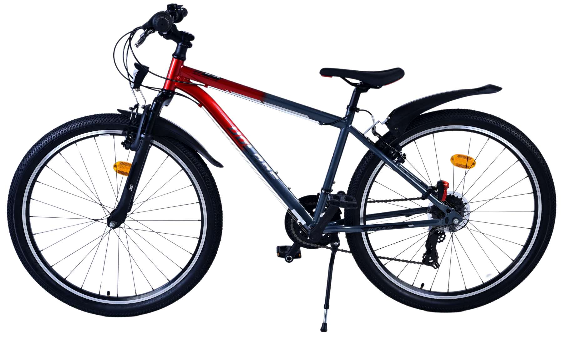Ein Mountainbike mit rotem und grauem Rahmen, schwarzen Reifen und Schutzblechen, isoliert.