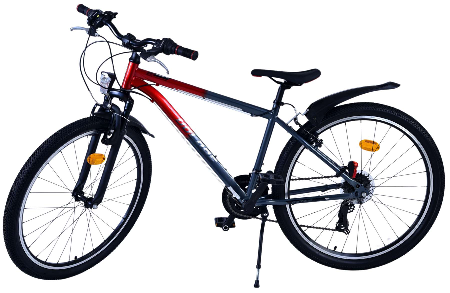 Ein rot-graues Fahrrad mit schwarzen Reifen, einem Ständer sowie Front- und Rücklichtern, isoliert auf Weiß.