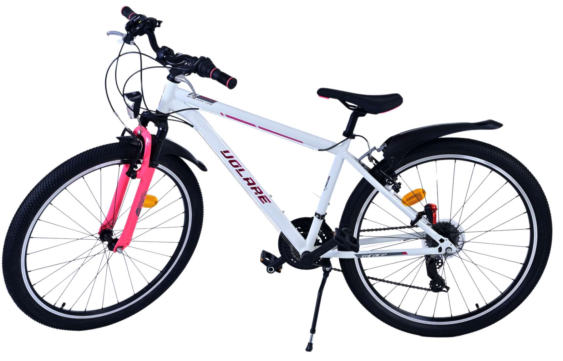 Weißes und rosa Mountainbike vor weißem Hintergrund. Das Fahrrad hat schwarze Reifen.