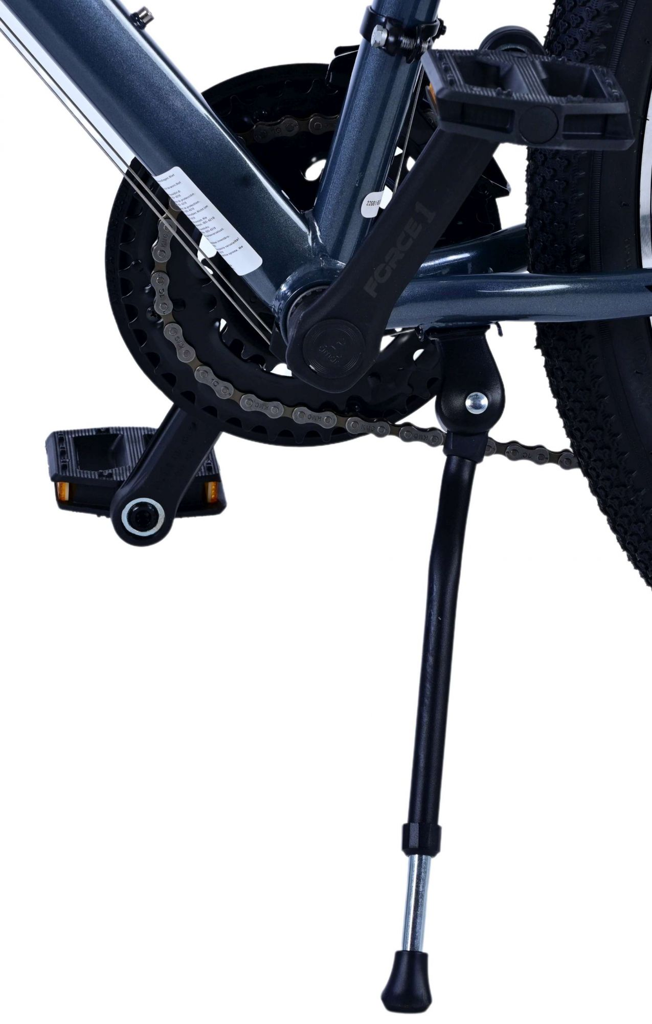 Nahaufnahme des Hinterrads, der Kette und des Ständers eines Fahrrads. Der Ständer ist ausgefahren und hält das Fahrrad aufrecht.