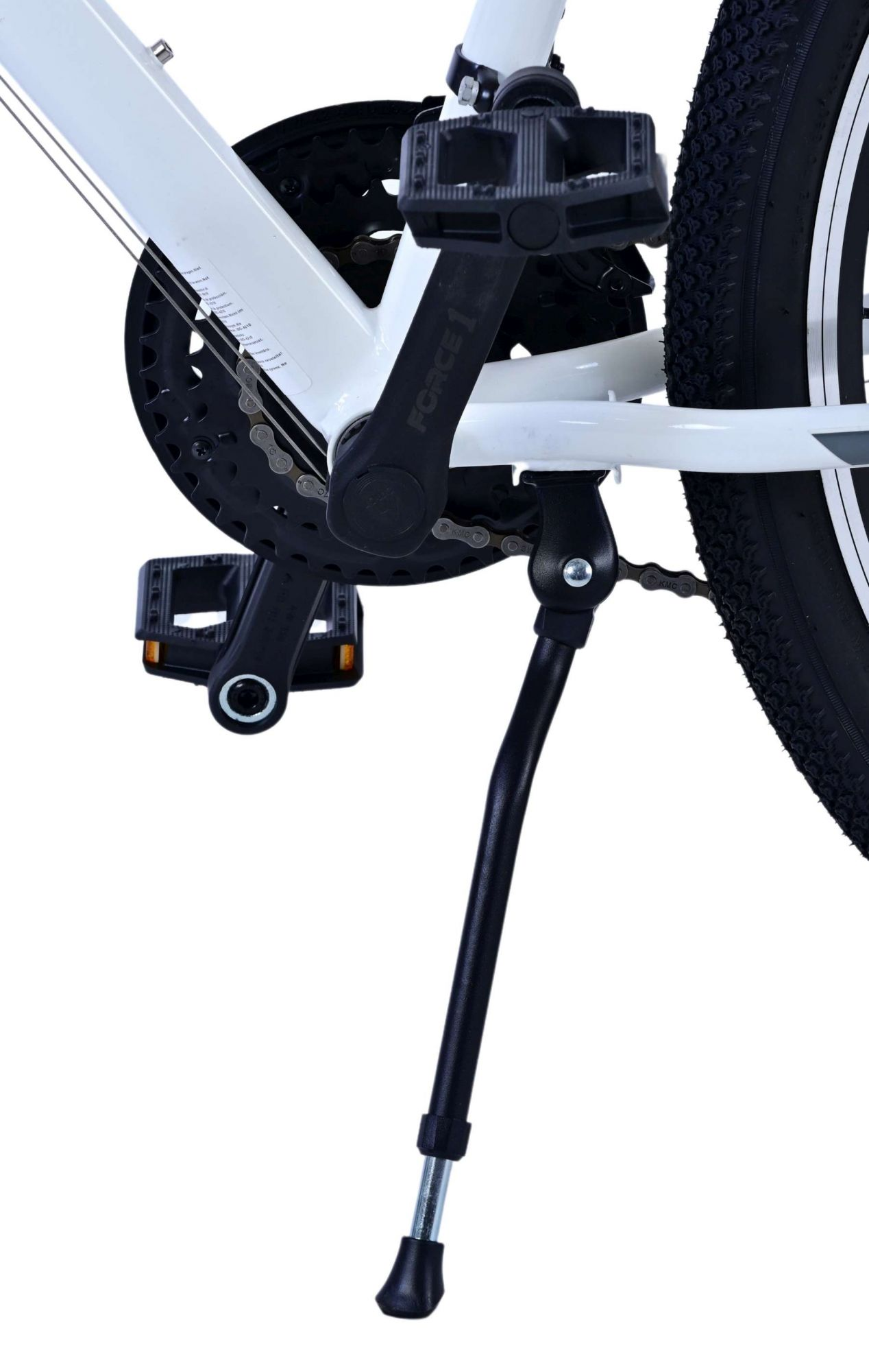 Nahaufnahme der Pedale und des Ständers eines Fahrrads. Das Fahrrad ist weiß. Weißer Hintergrund.