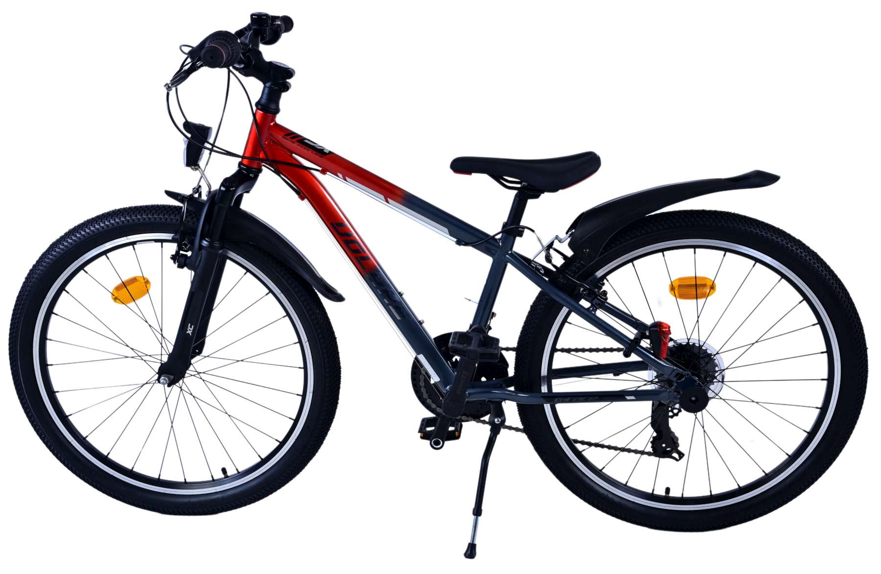 Ein rot-schwarzes Mountainbike mit schwarzen Reifen auf weißem Hintergrund.