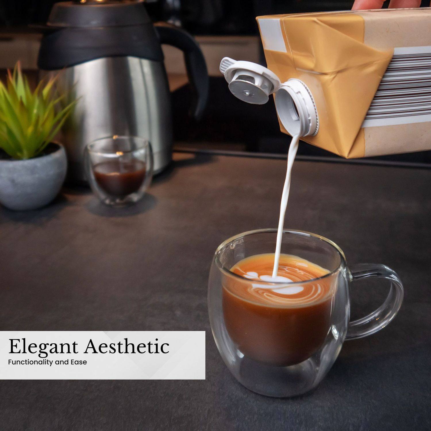 Milch wird in einen gläsernen Kaffeepot gegossen. Der Becher steht auf dunkler Oberfläche. Der Text lautet 'Elegant Aesthetic'.
