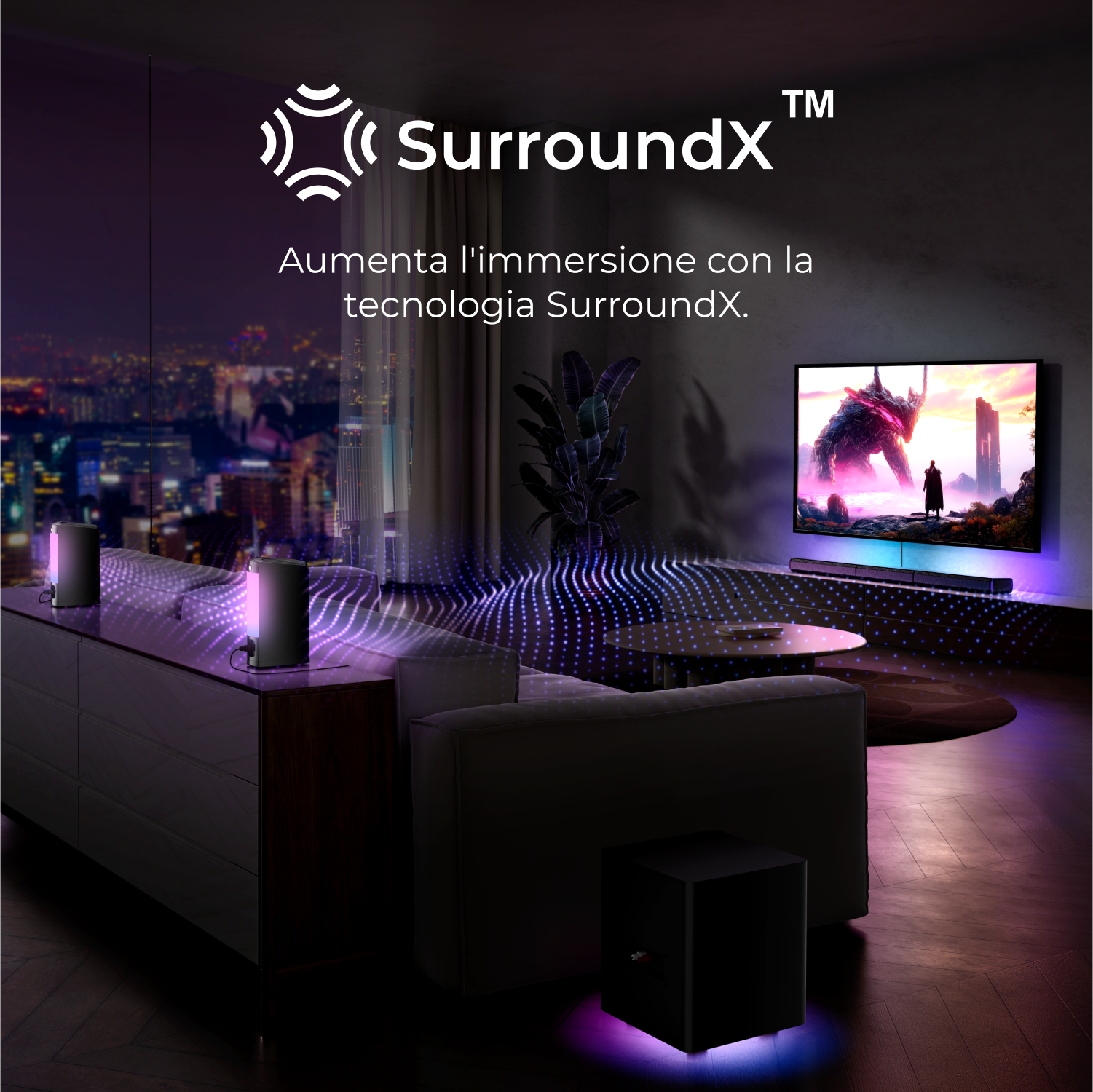 Soggiorno con altoparlanti e subwoofer. Un televisore mostra una scena. La stanza è illuminata con luce viola.
