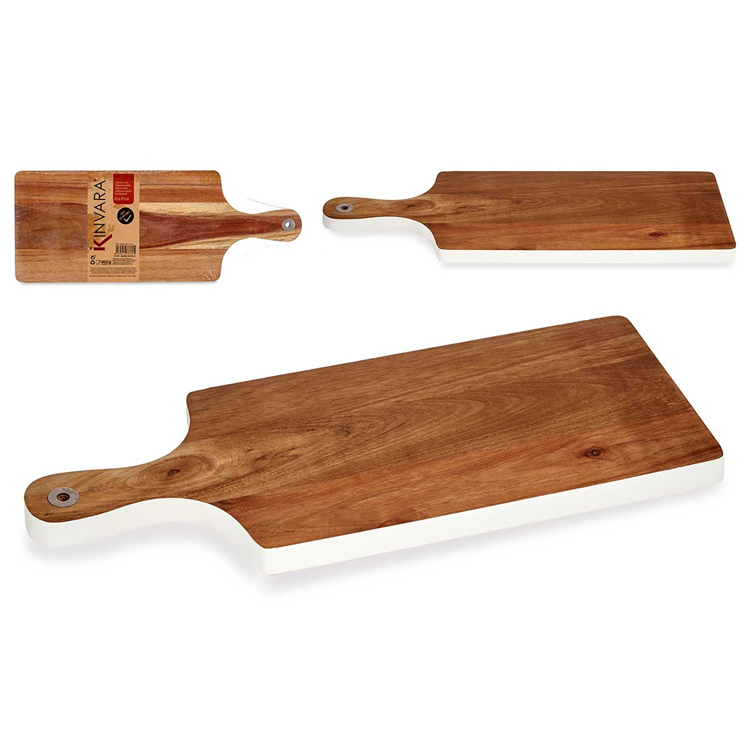 Holz-Schneidebretter. Drei Bretter, jedes mit Griff, eines mit weiß lackiertem Rand. Weißer Hintergrund.