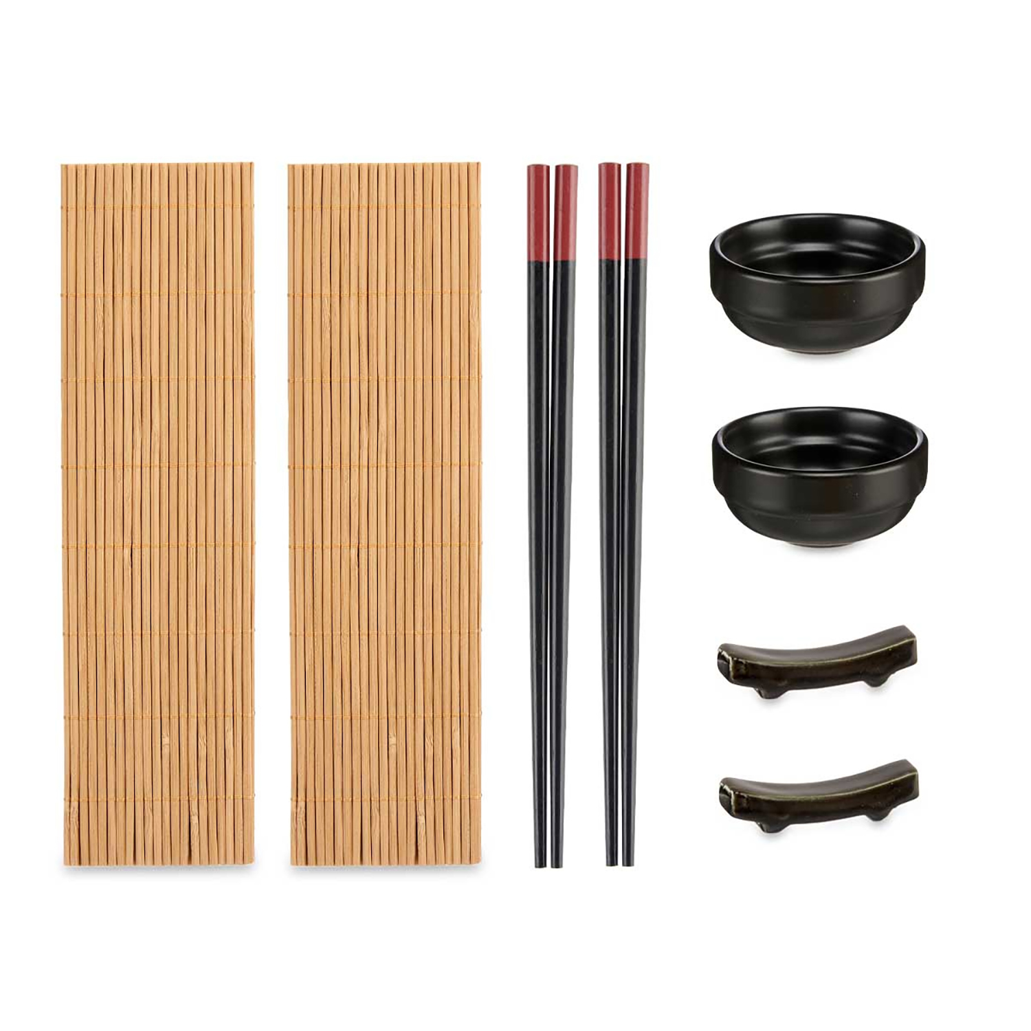Set sushi: stuoie di bambù, bacchette, ciotole nere e supporti per bacchette. Sfondo bianco.