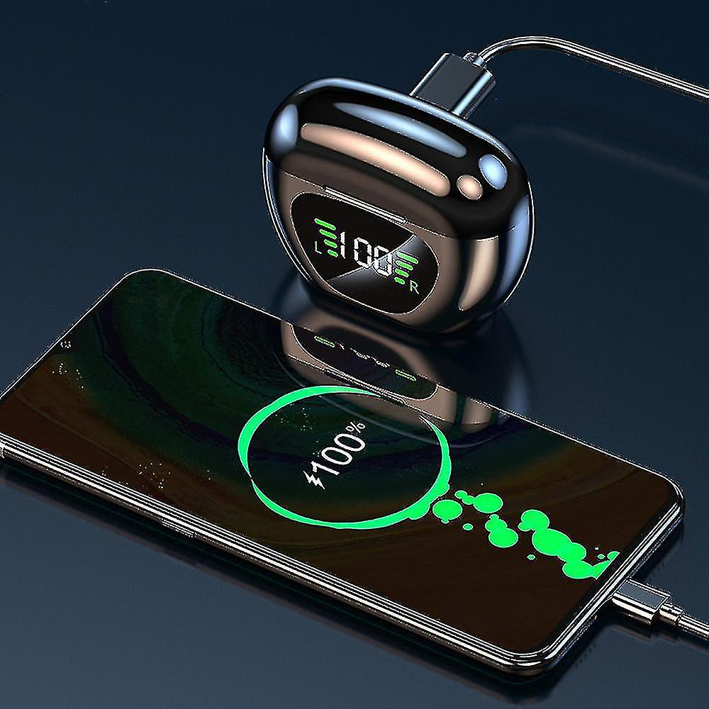 Schwarzes Ohrhörer-Etui mit eingestecktem Ladekabel. Daneben wird ein Telefon aufgeladen, das 100 % anzeigt.
