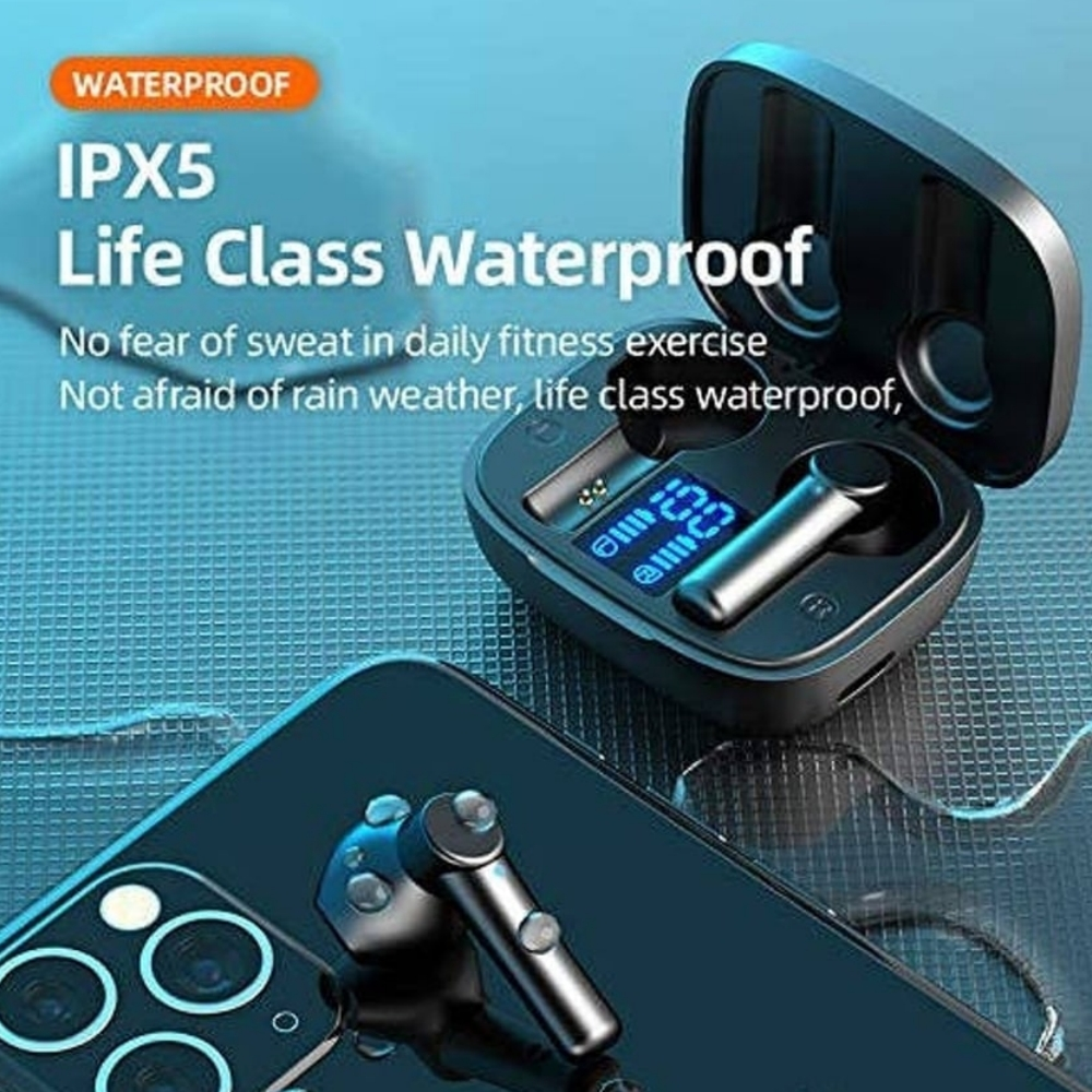 Schwarze Ohrhörer in einem Ladeetui auf einem Telefon, mit Text über wasserdichte Eigenschaften.