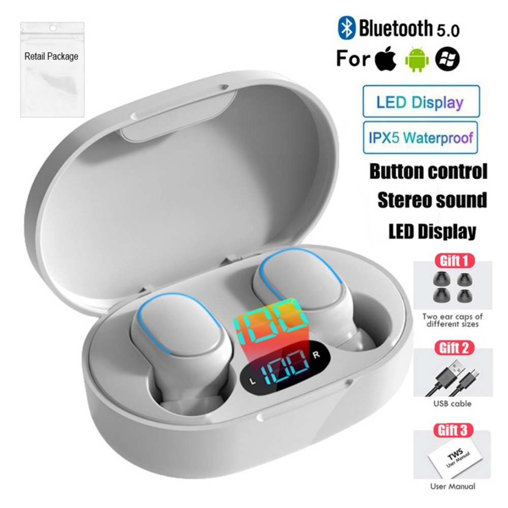 Weiße Ohrhörer in einem Ladeetui. Enthält LED-Anzeige, Bluetooth 5.0 und diverses Zubehör.