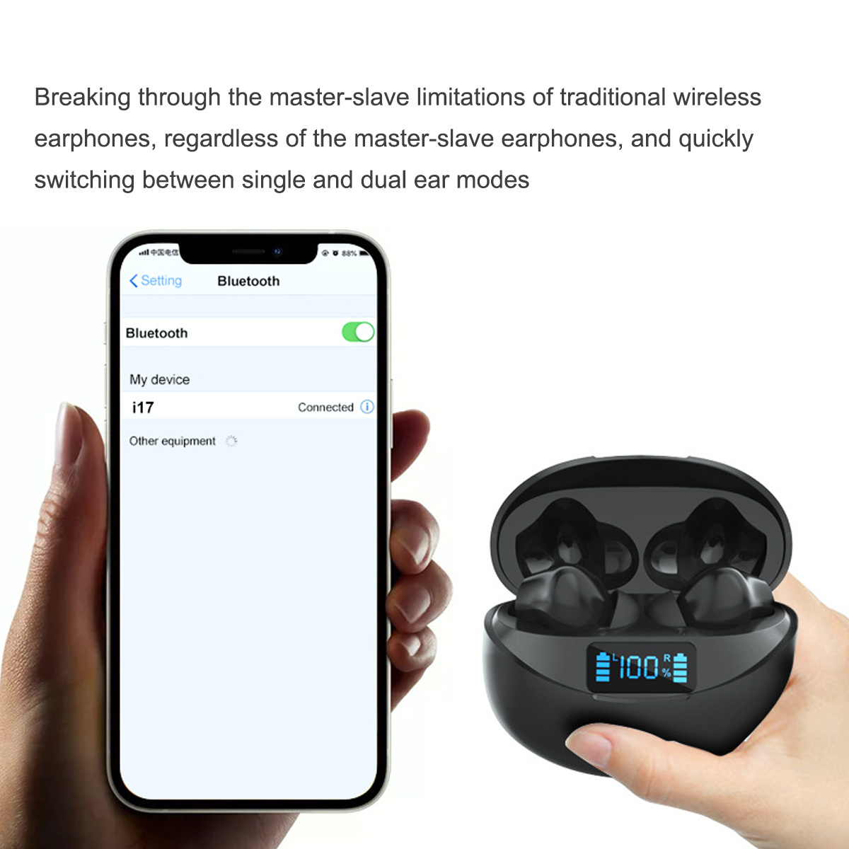 Eine Person hält ein Telefon mit Bluetooth-Einstellungen, das mit einem schwarzen Ohrhörer-Etui mit Display verbunden ist.