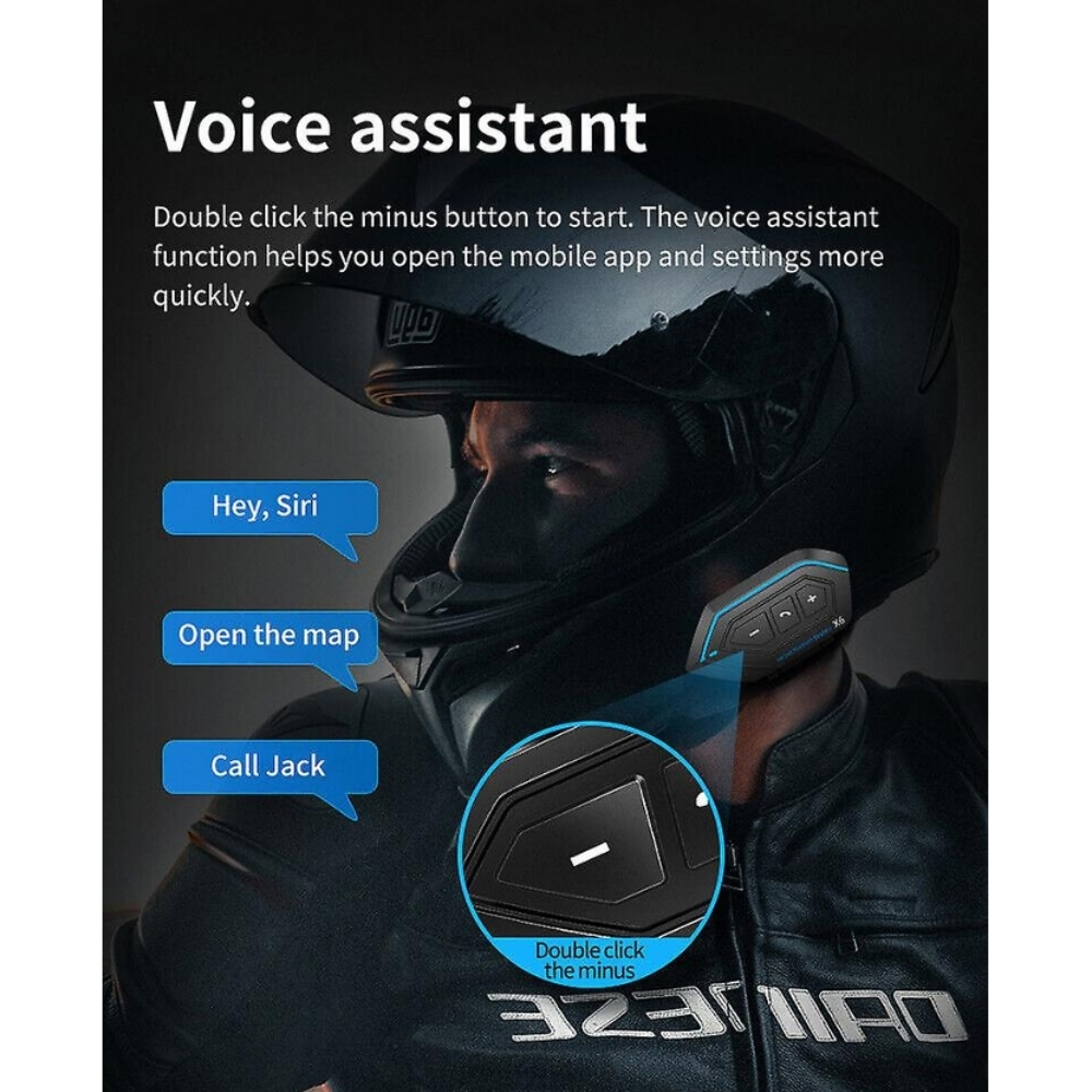 Eine Person mit Motorradhelm und Sprachassistenten-Steuergerät.