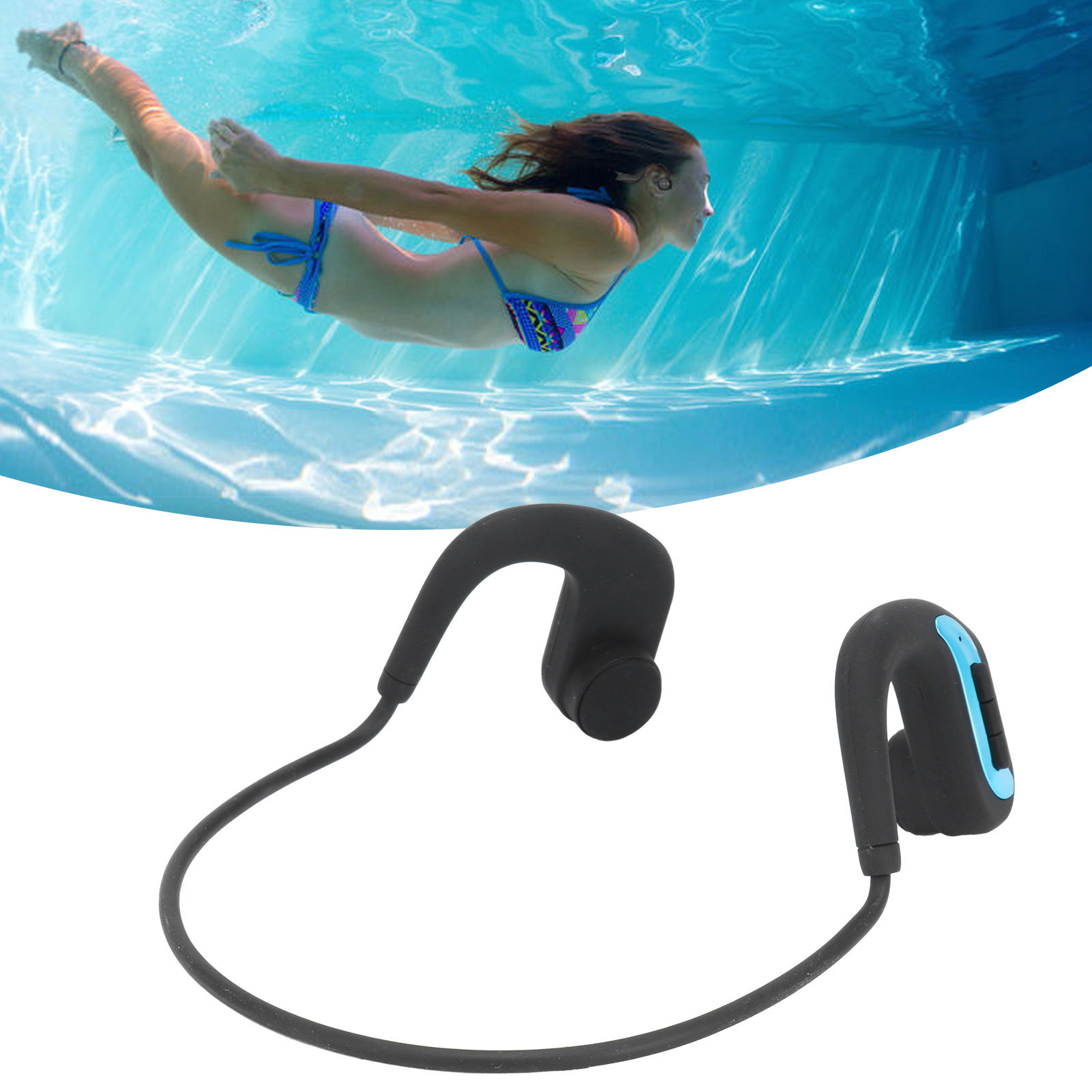Eine Frau schwimmt unter Wasser mit blauen und schwarzen Kopfhörern. Das Wasser ist klar blau.
