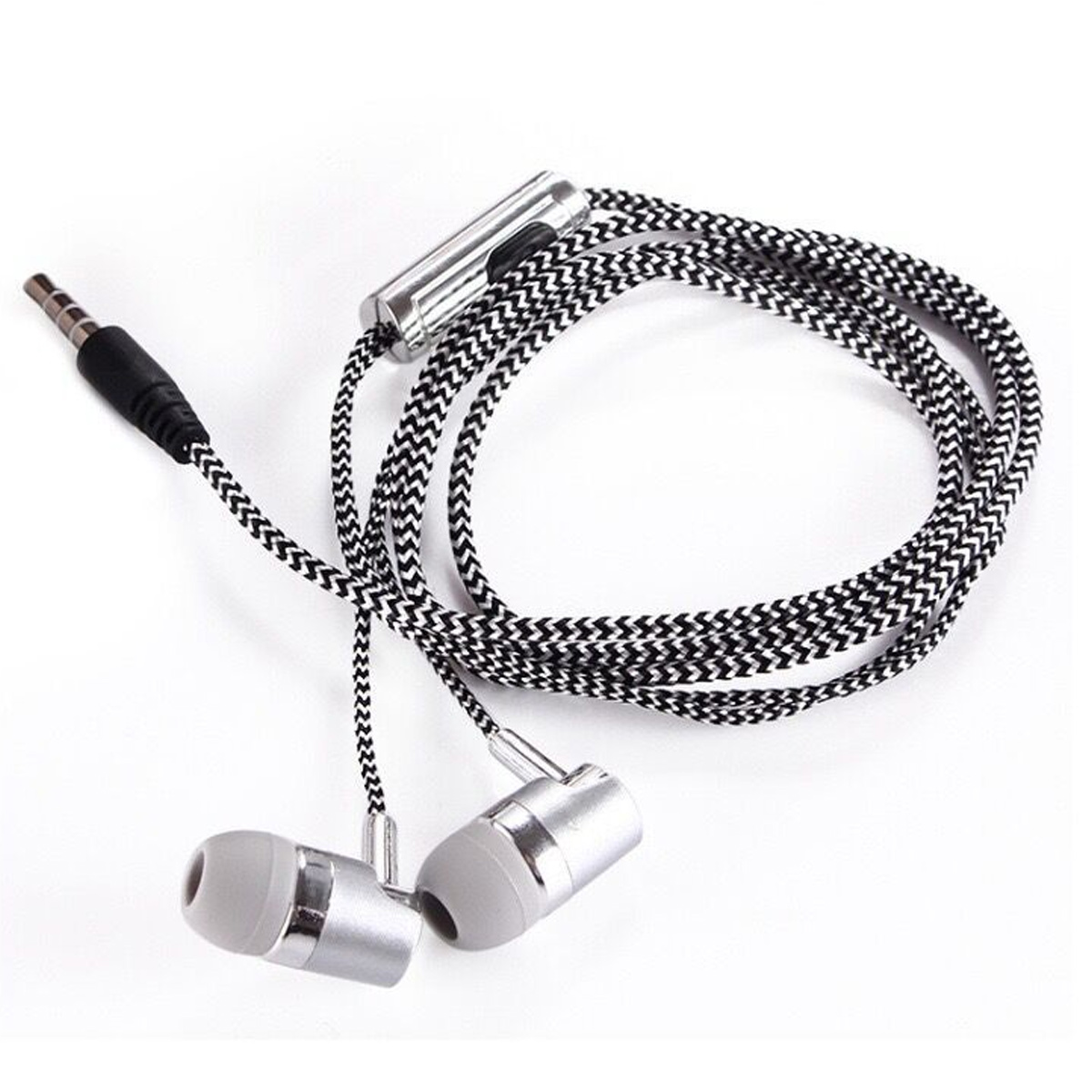 Kopfhörer mit einem schwarz-weiß gemusterten Kabel und silbernen Ohrhörern. Weißer Hintergrund.