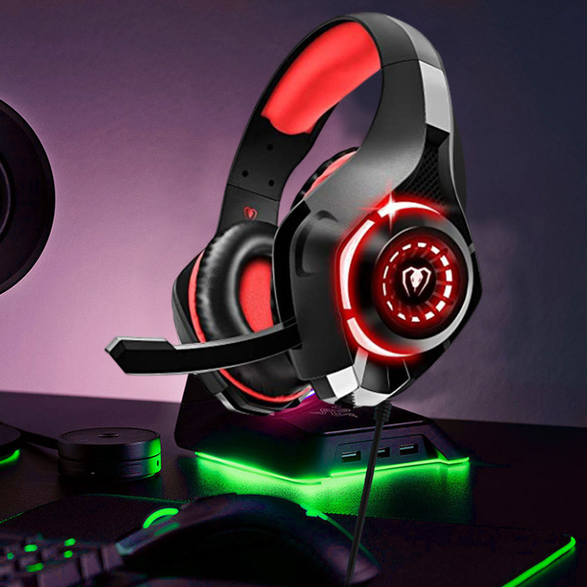 Gaming-Headset auf grün beleuchteter Basis. Rote Lichter am Headset. Schwarz-rotes Design.