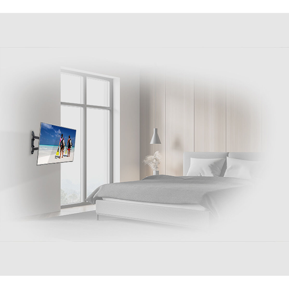 An der Wand montierter Fernseher zeigt eine Strandszene. Schlafzimmer hat Bett, Fenster und Pendelleuchte.