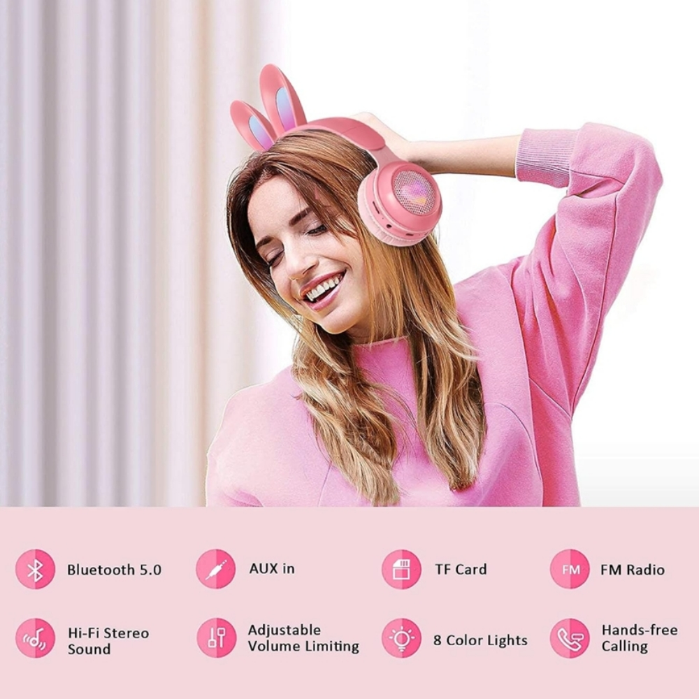 Frau mit rosa Kopfhörern mit Hasenohren. Symbole: Bluetooth, AUX, TF-Karte, UKW-Radio, Hi-Fi, Farblicht.