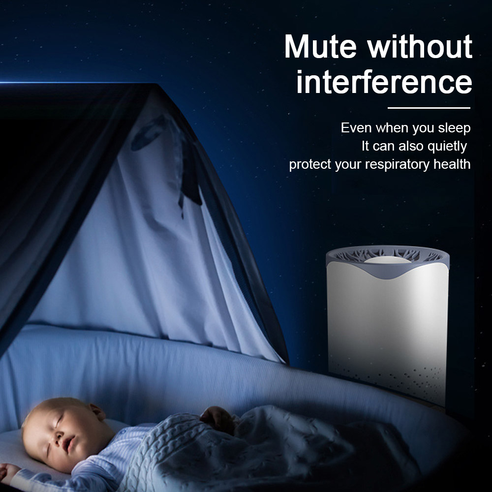 Baby schläft in einem Kinderbett mit Luftreiniger. Text: "Mute without interference." Nachtszene.