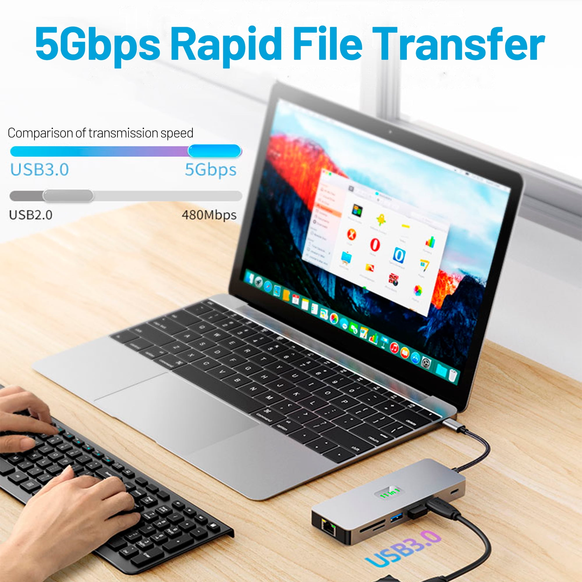 Laptop mit USB-Hub, der Dateien mit 5 Gbit/s überträgt.