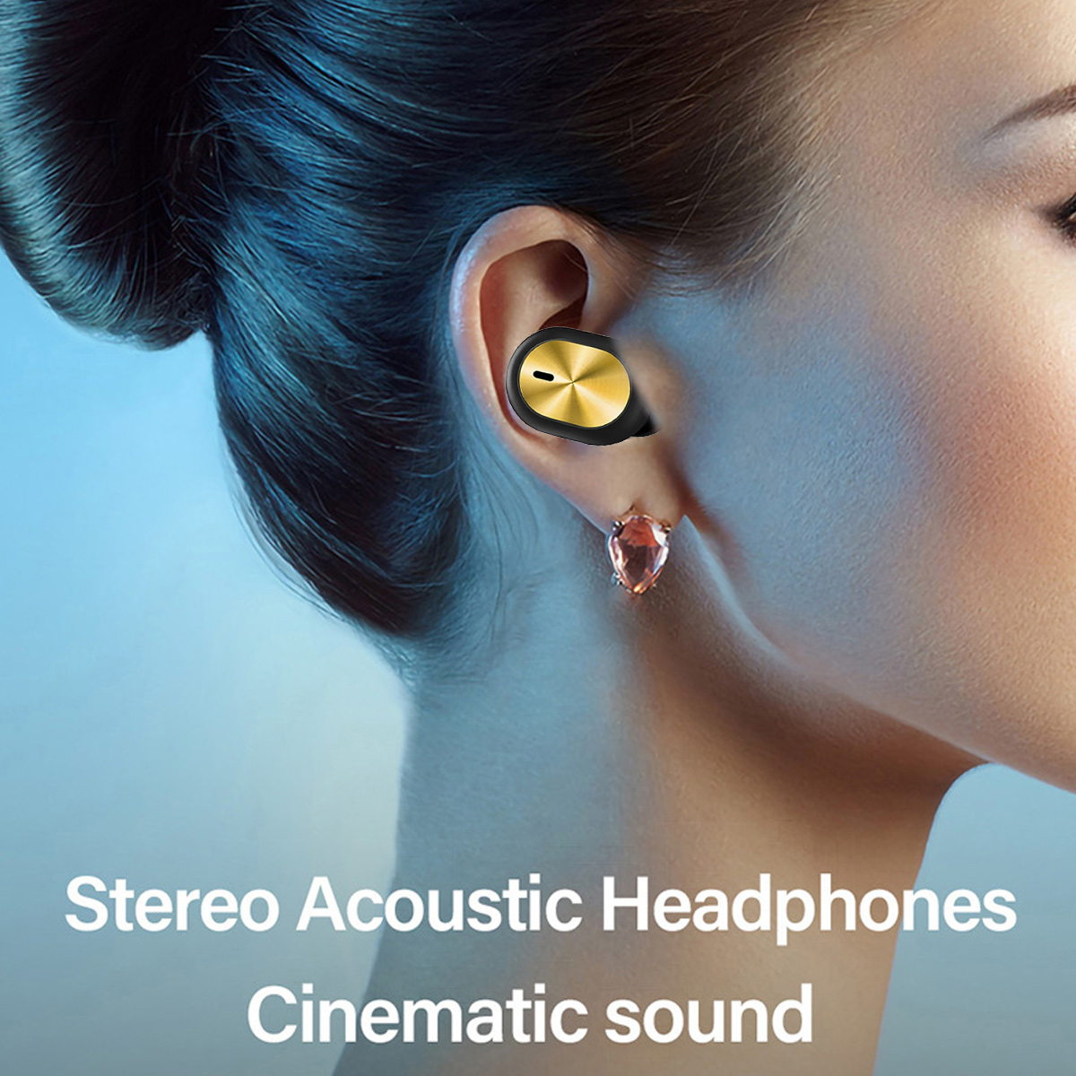 Frau mit gold-schwarzen Ohrhörern. Text: 'Stereo Acoustic Headphones'.