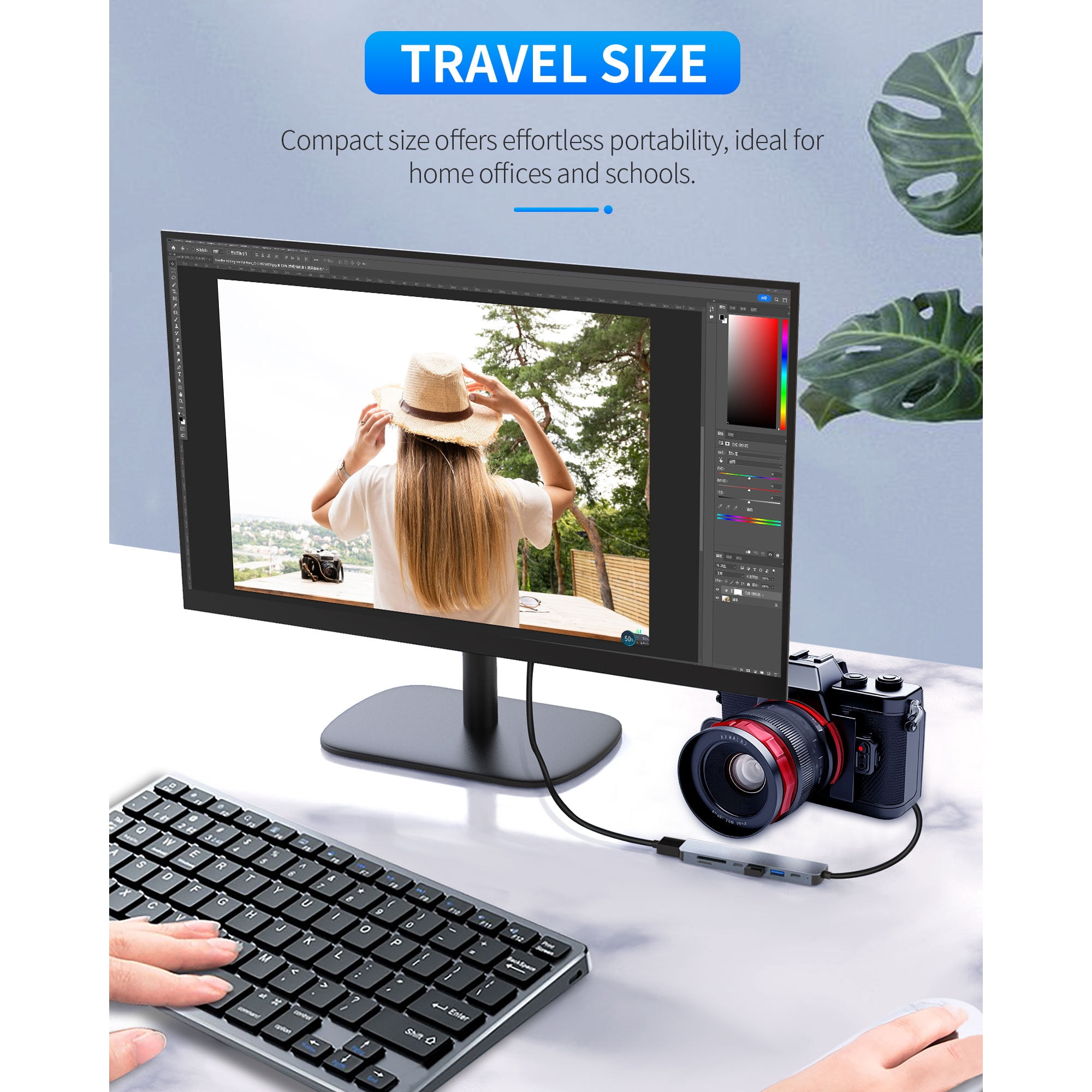 Ein Monitor zeigt eine Foto-Bearbeitungsoberfläche. Tastatur, Maus und Kamera sind sichtbar.