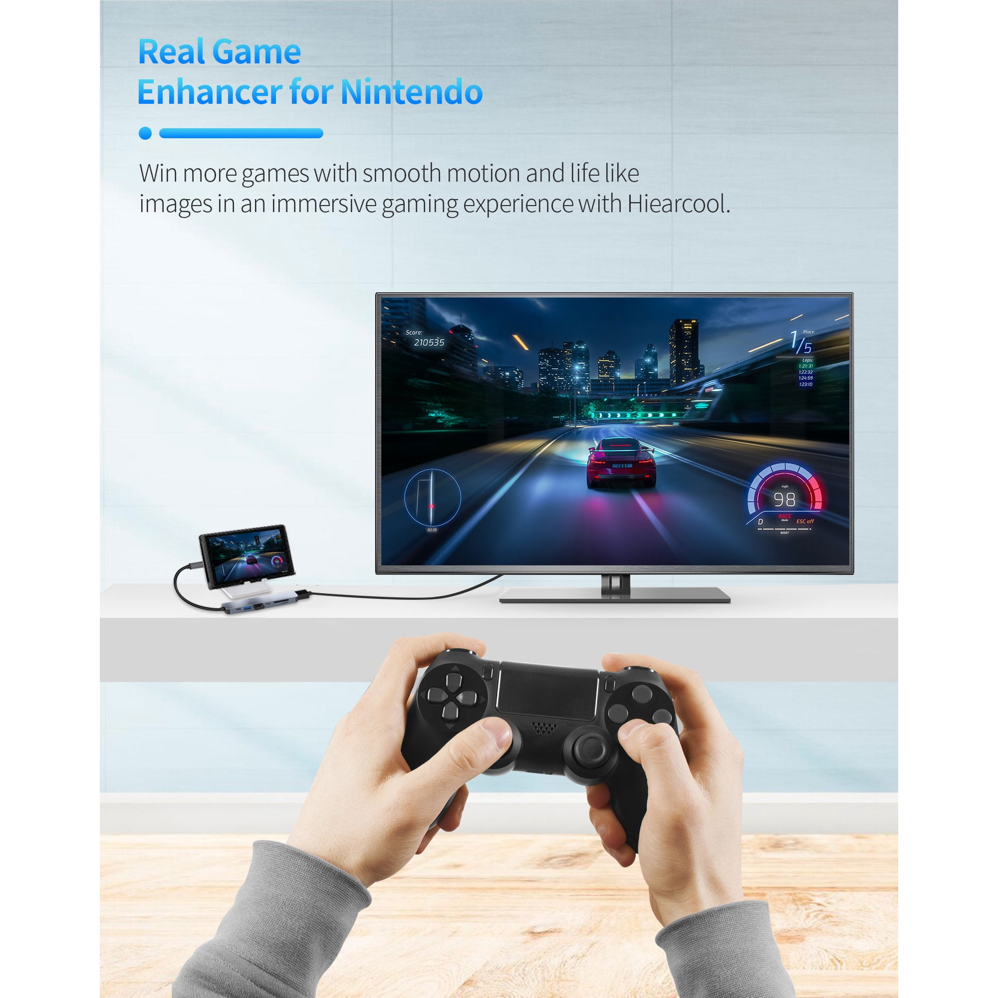Eine Person hält einen Controller und spielt ein Spiel auf einem Fernseher. Eine Konsole wird gezeigt.