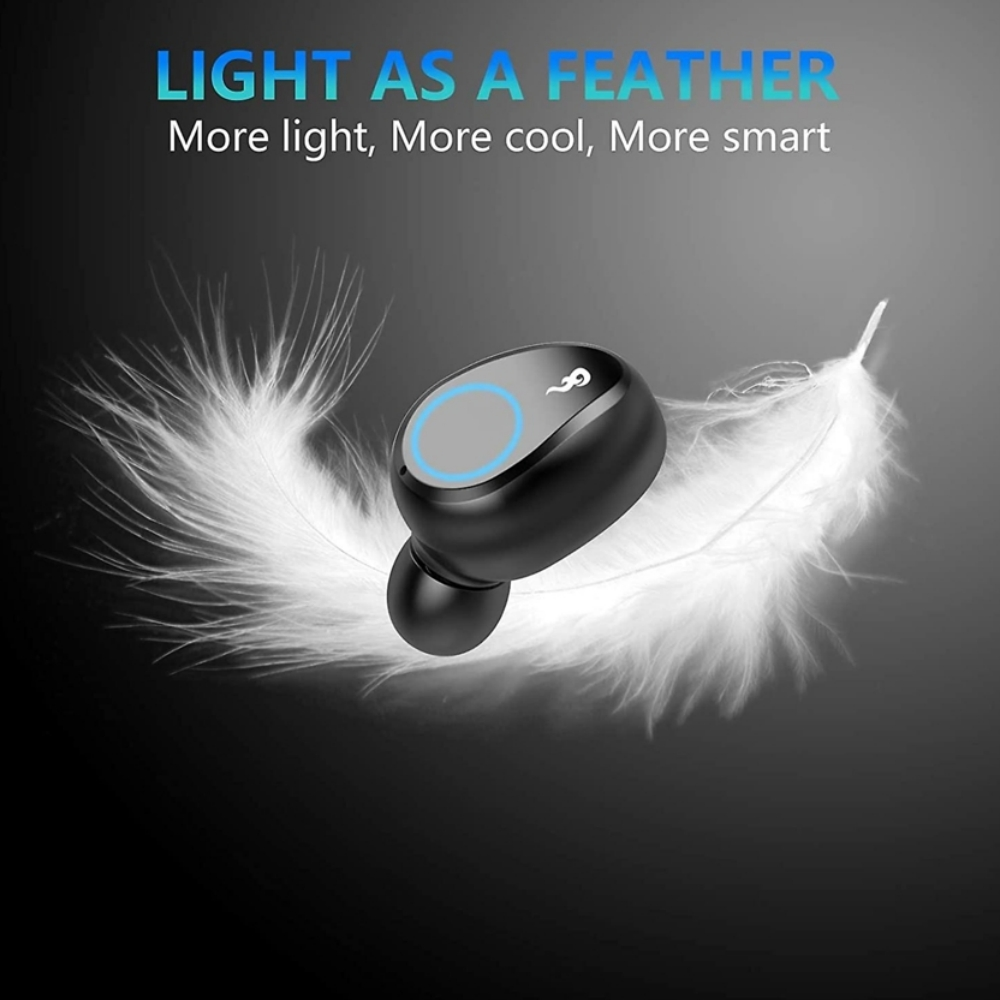 Ein schwarzer Ohrhörer mit einer Feder daneben, mit dem Text 'Light as a feather'.