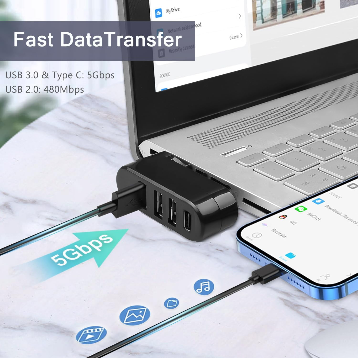Laptop, der mit einem USB-Hub verbunden ist, mit einem Smartphone, das mit dem Hub verbunden ist.