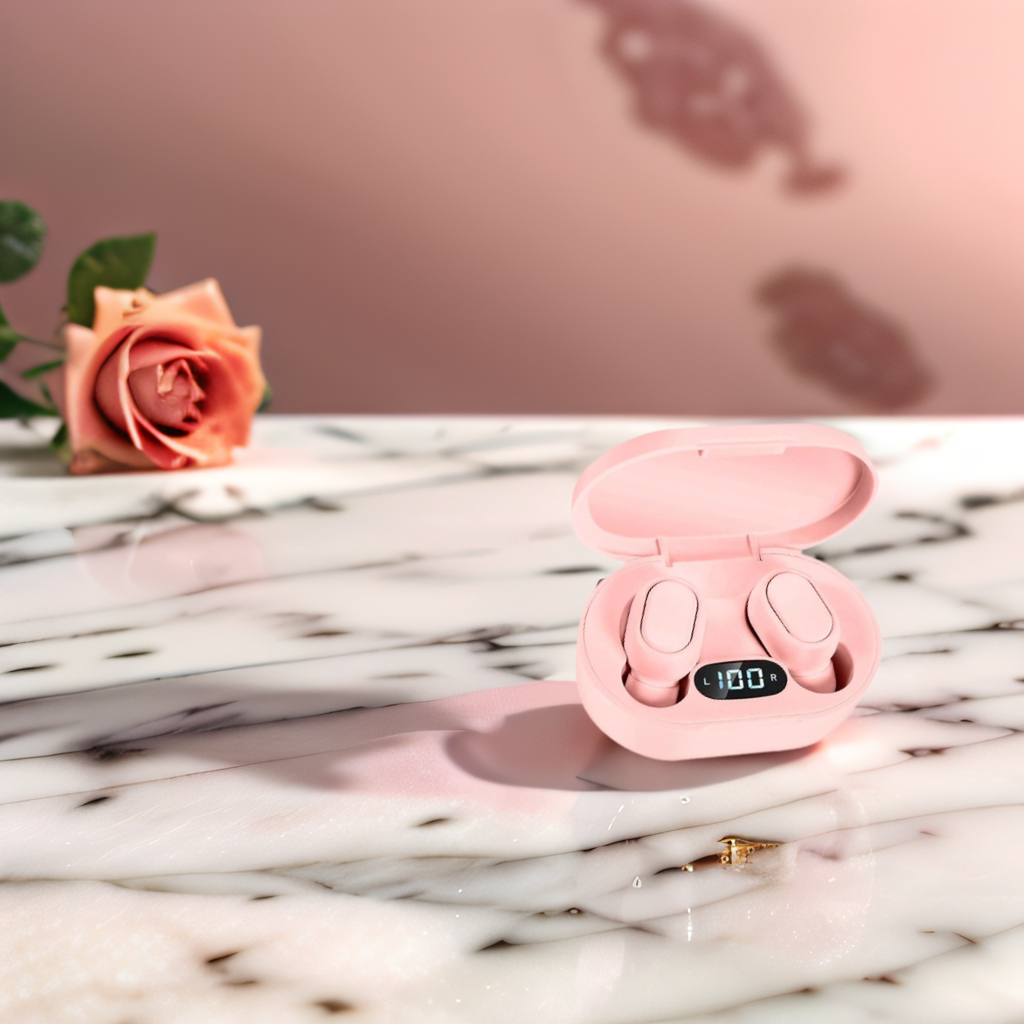 Rosa Ohrhörer in einem rosa Etui auf Marmoroberfläche mit Rose.