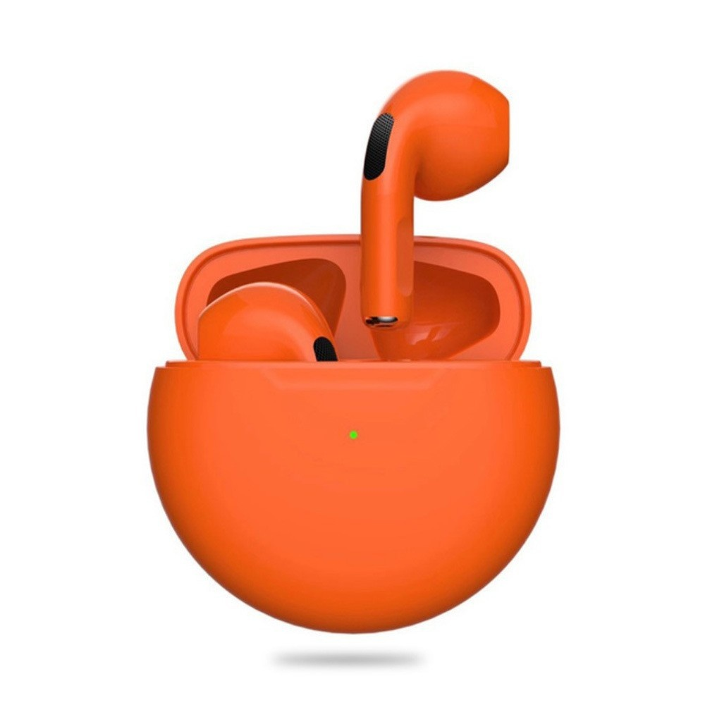 Orange Ohrhörer und Ladeetui. Etui ist geöffnet, ein Ohrhörer innen und einer oben.