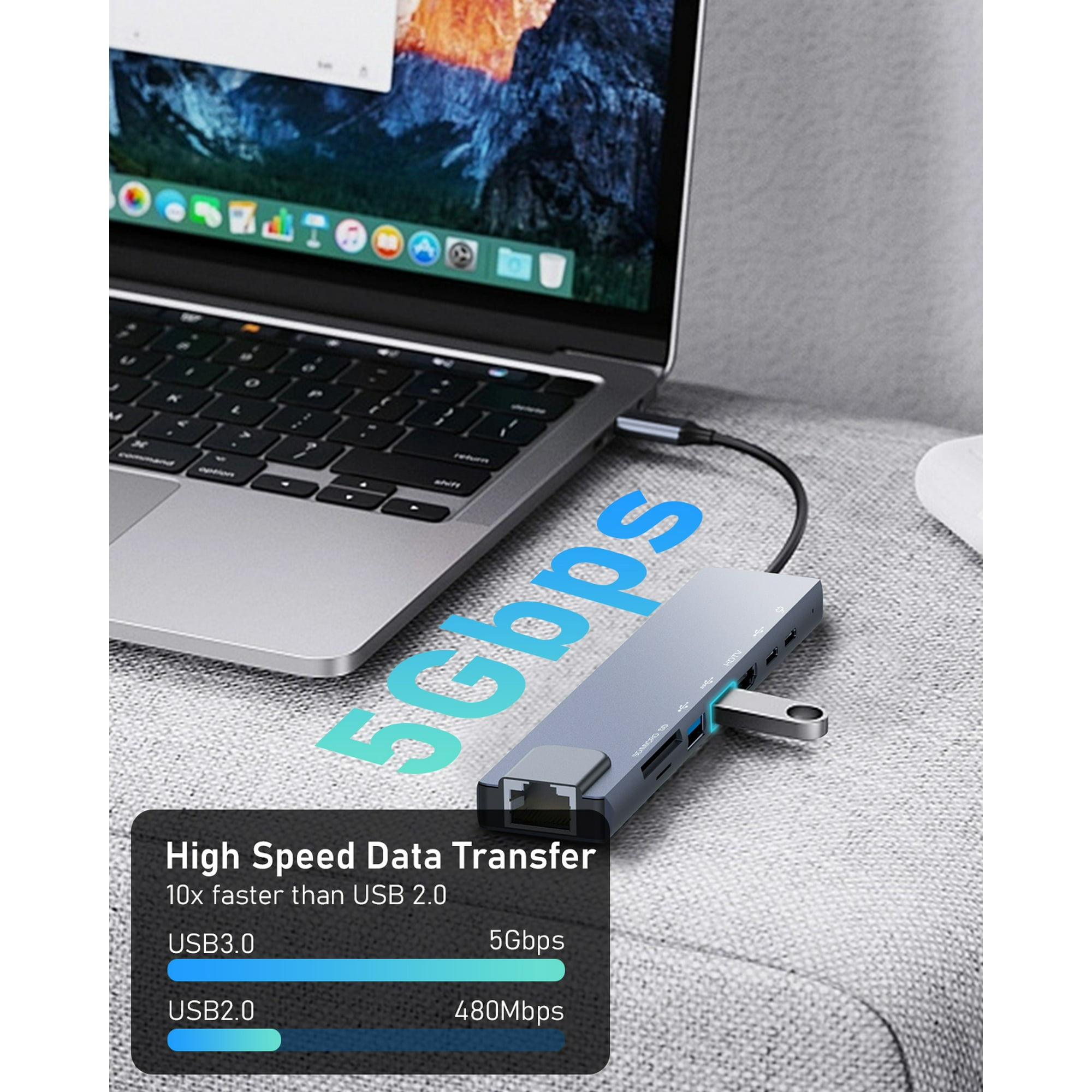 Ein Laptop, der mit einem Hub mit verschiedenen Anschlüssen verbunden ist, mit Text, der eine Hochgeschwindigkeits-Datenübertragung anzeigt.