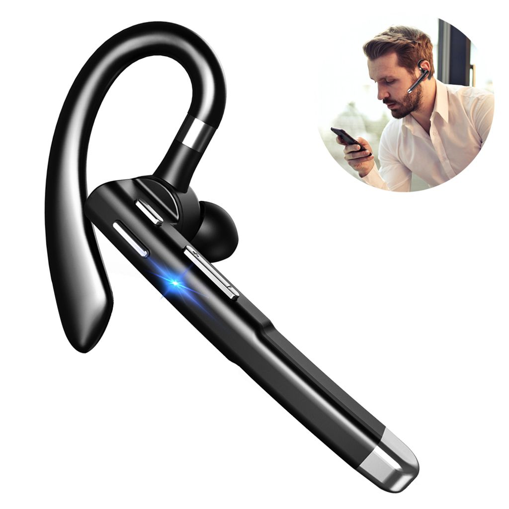 Schwarzes Bluetooth-Headset mit einem Mann, der im Hintergrund ein Telefon benutzt.