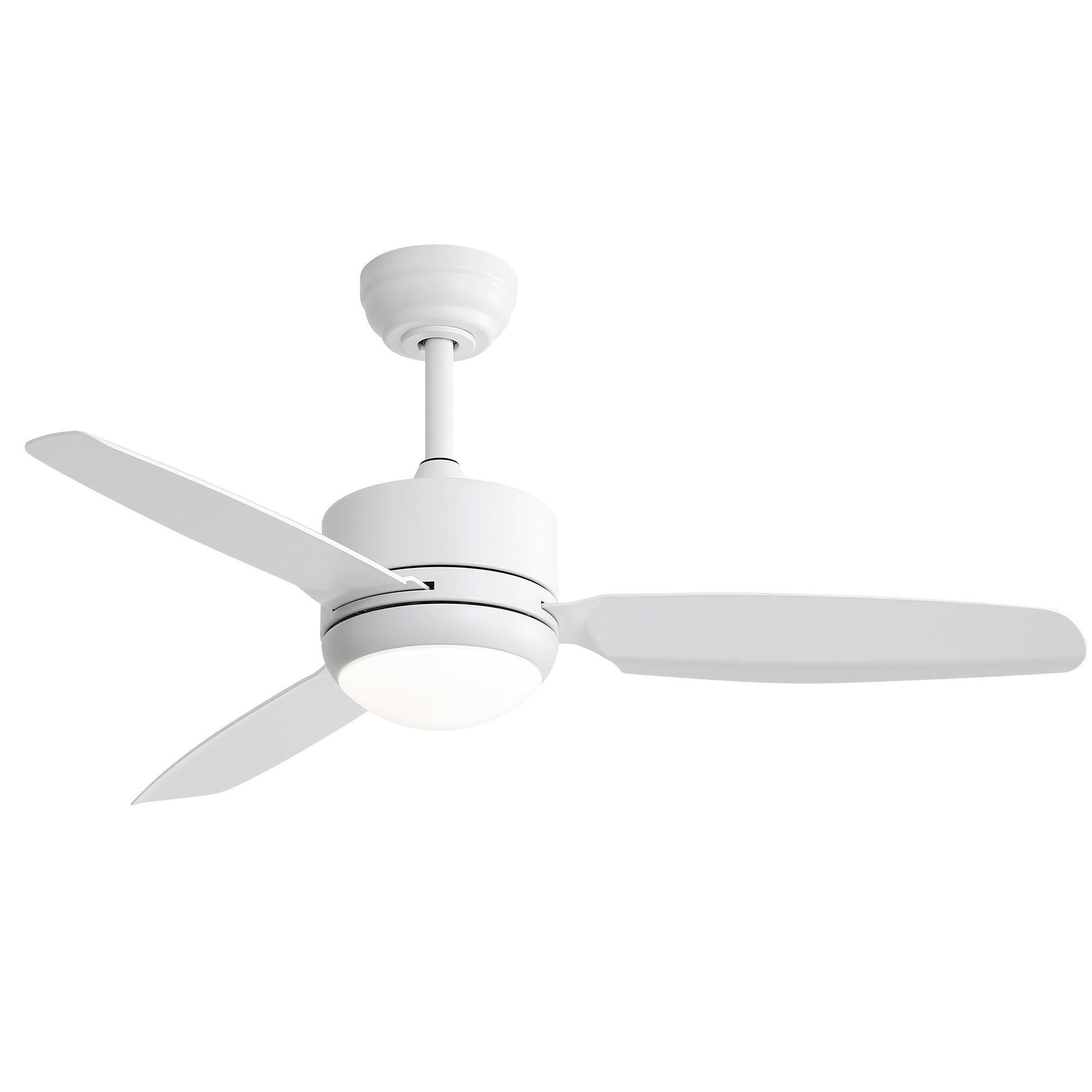 Weißer Deckenventilator mit drei Flügeln. Weißer Hintergrund.