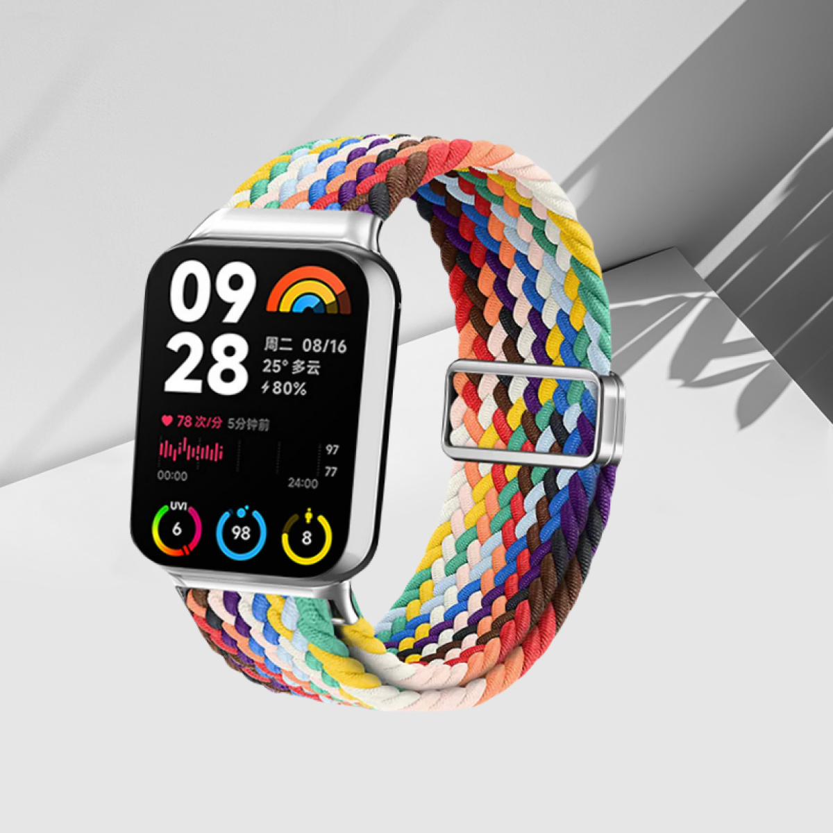 Smartwatch mit bunt geflochtenem Armband. Anzeige zeigt Zeit und Daten. Weißer Hintergrund.