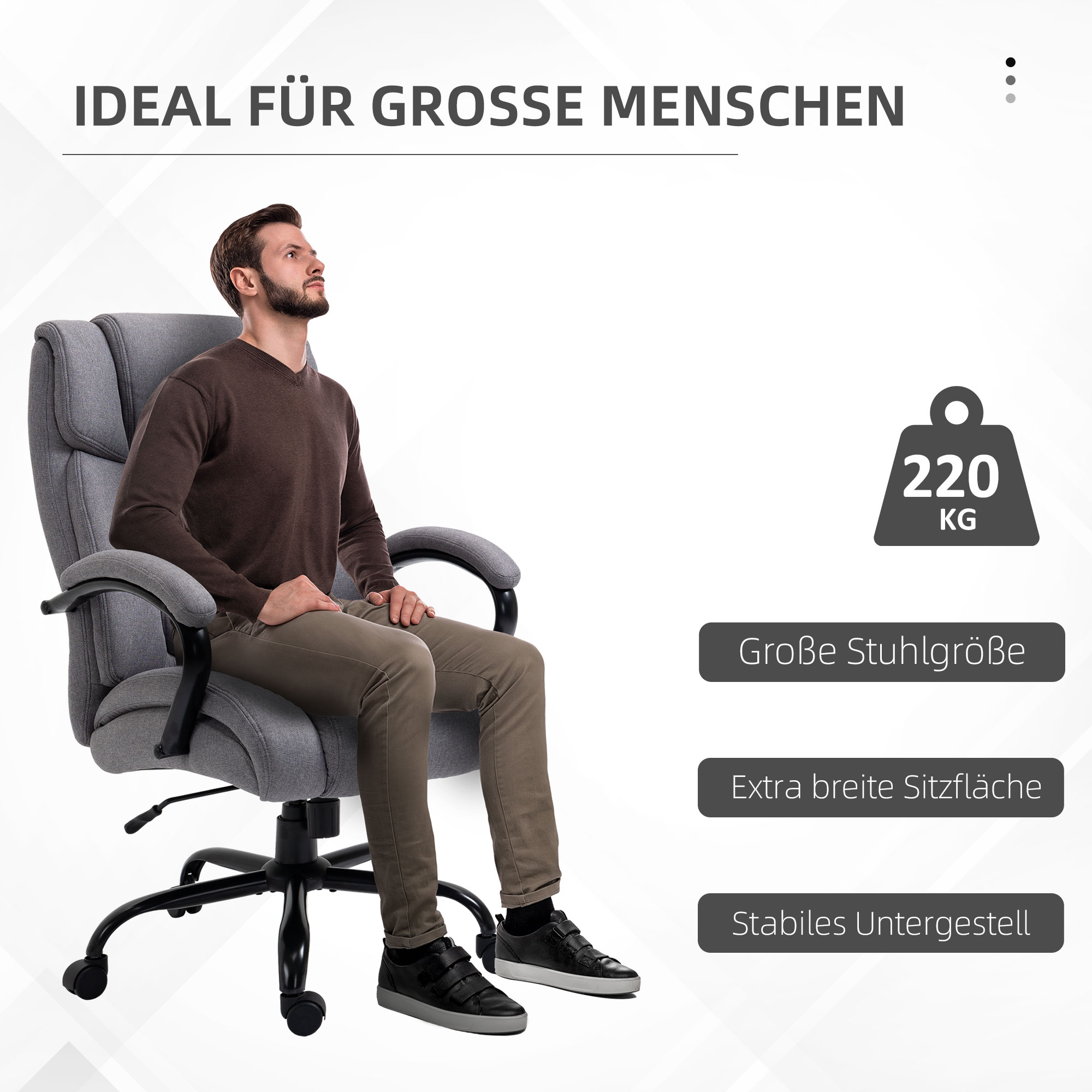 Mann in einem grauen Bürostuhl. Stuhl hat Kopfstütze, Armlehnen und ein schwarzes Untergestell mit Rollen.