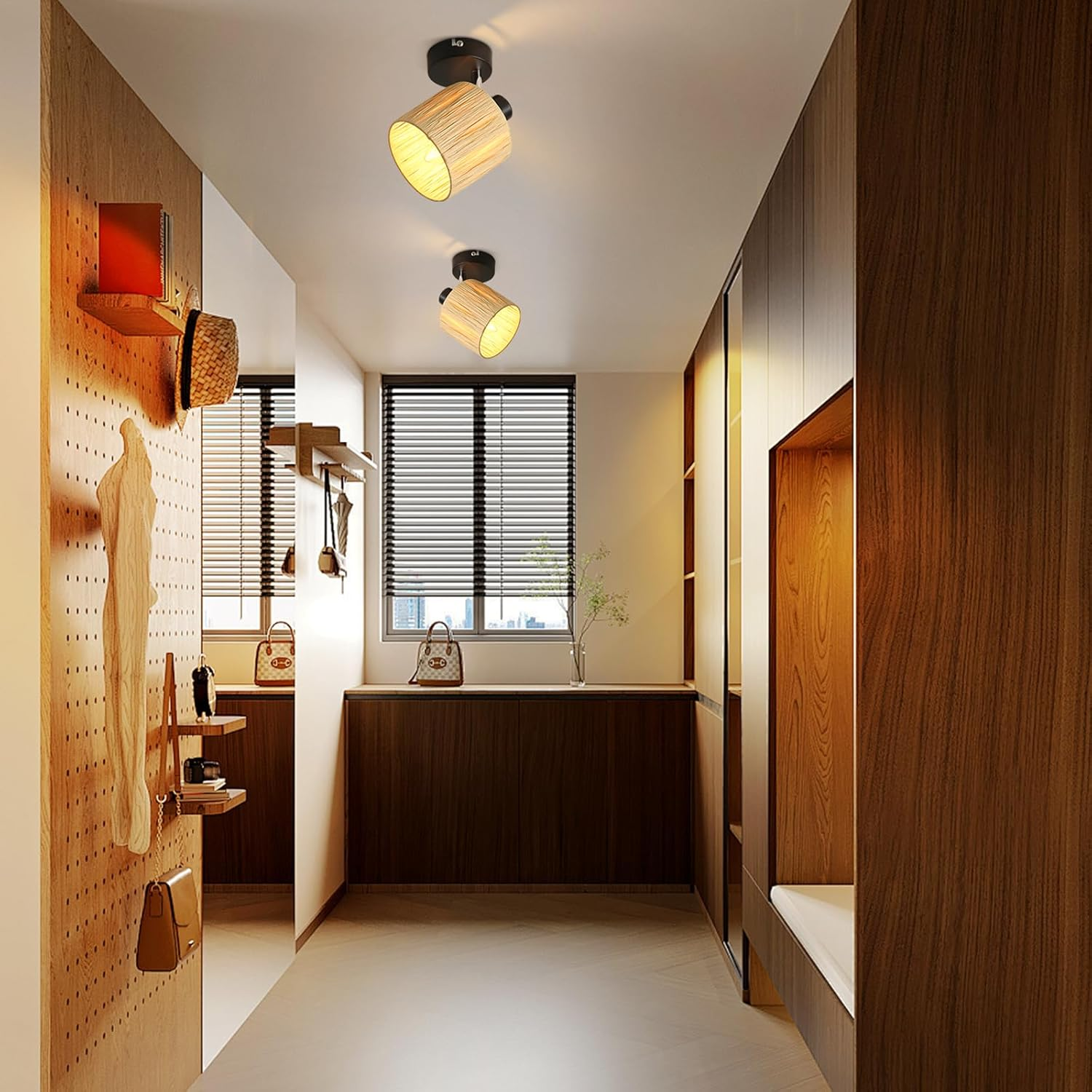 Korytarz z drewnianymi panelami, tablicą perforowaną i dwoma lampami sufitowymi. Okno w tle.