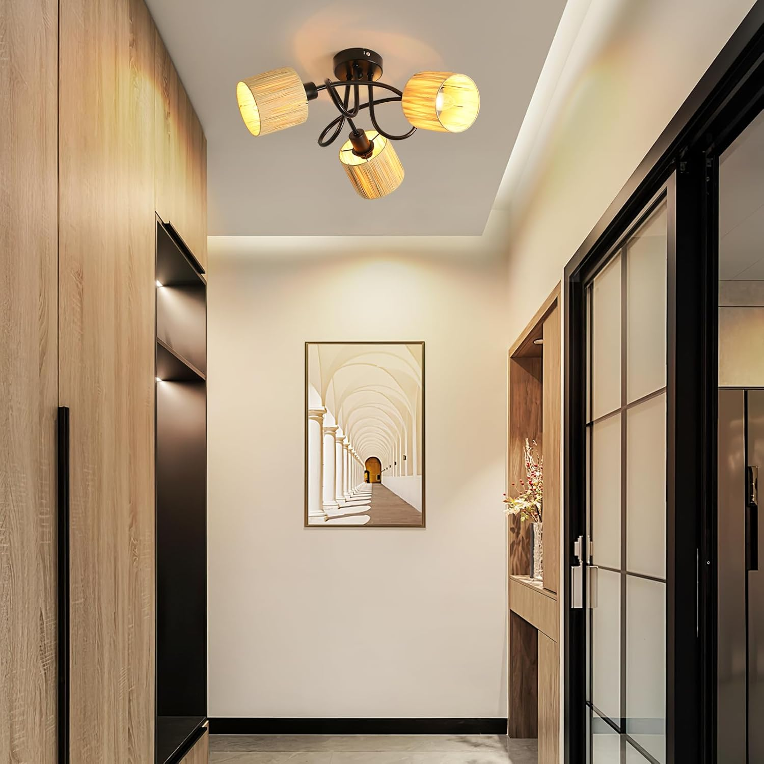 Korytarz z oświetleniem sufitowym. Obraz na ścianie. Drewniana szafka.