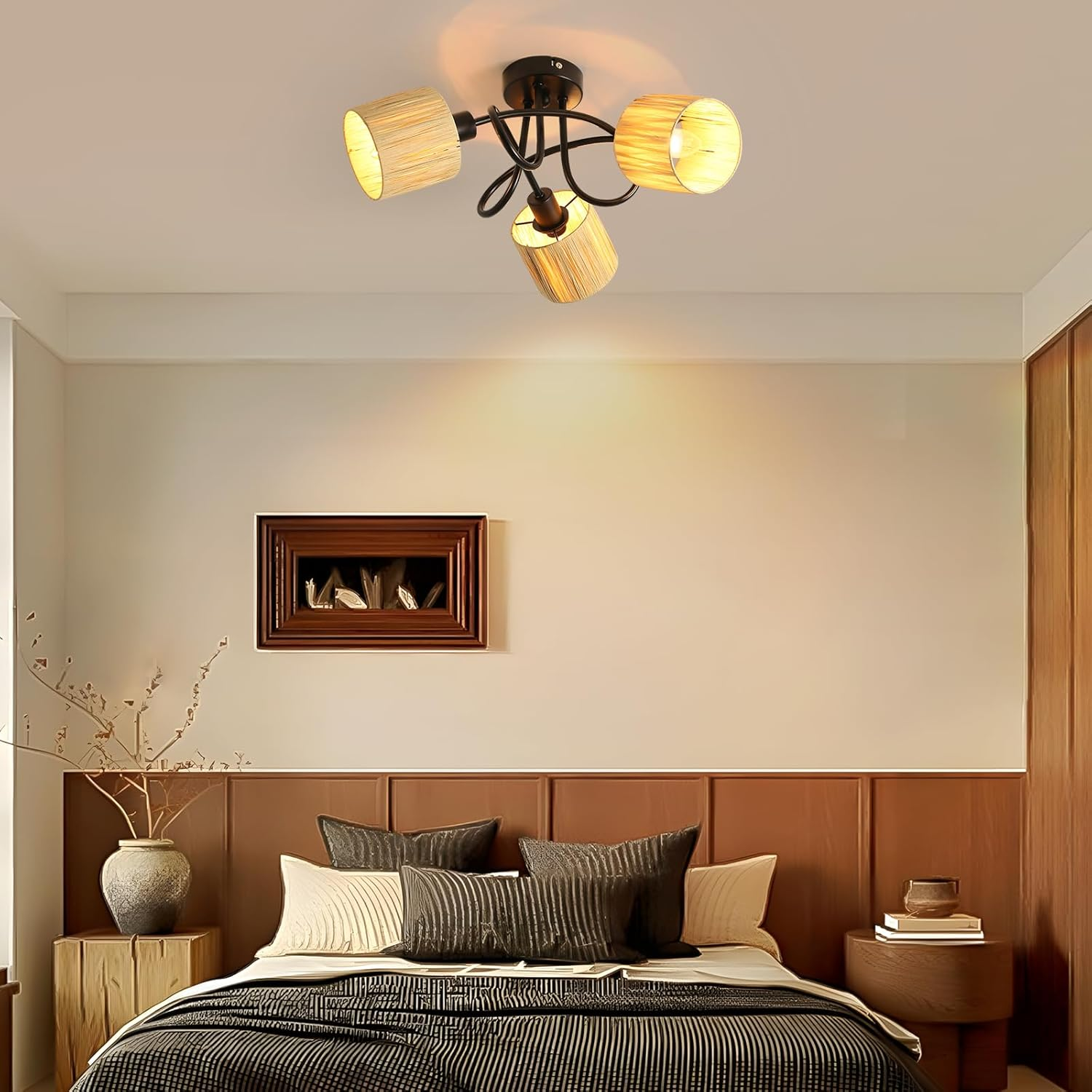 Lampa sufitowa do sypialni z trzema abażurami, nad łóżkiem z poduszkami.