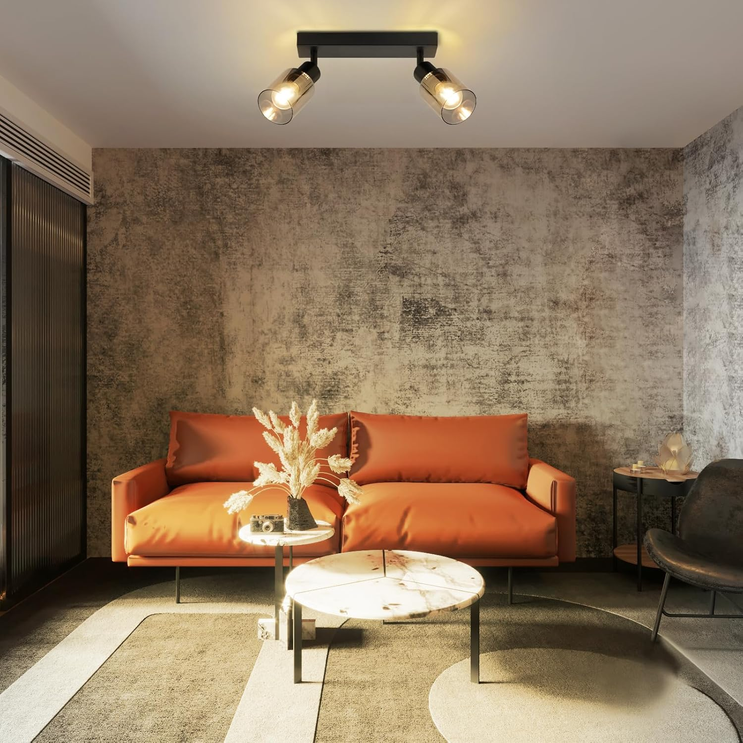 Scena w salonie z pomarańczową sofą i dwoma reflektorami.