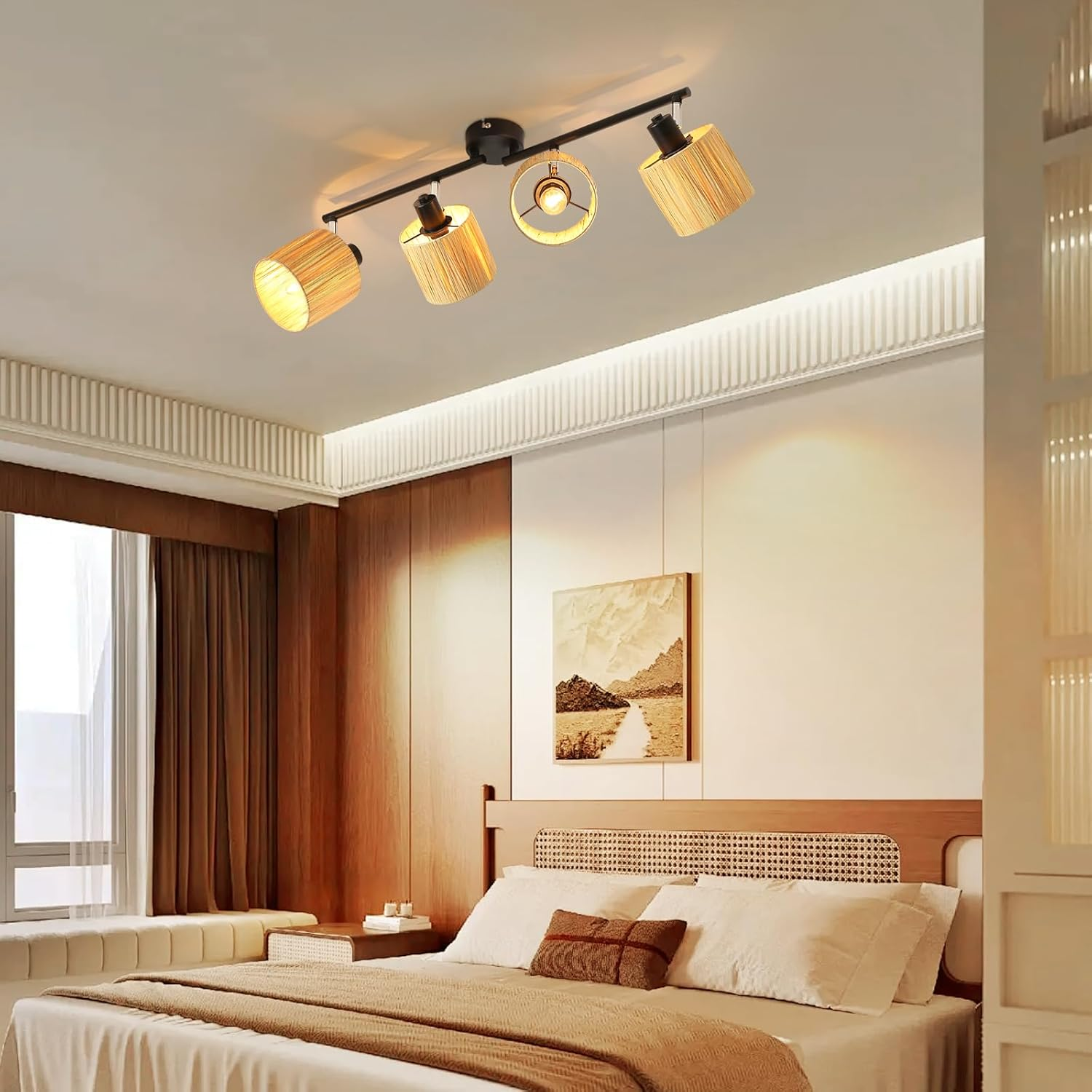 Sypialnia z łóżkiem, reflektorami na suficie i obrazem na ścianie.