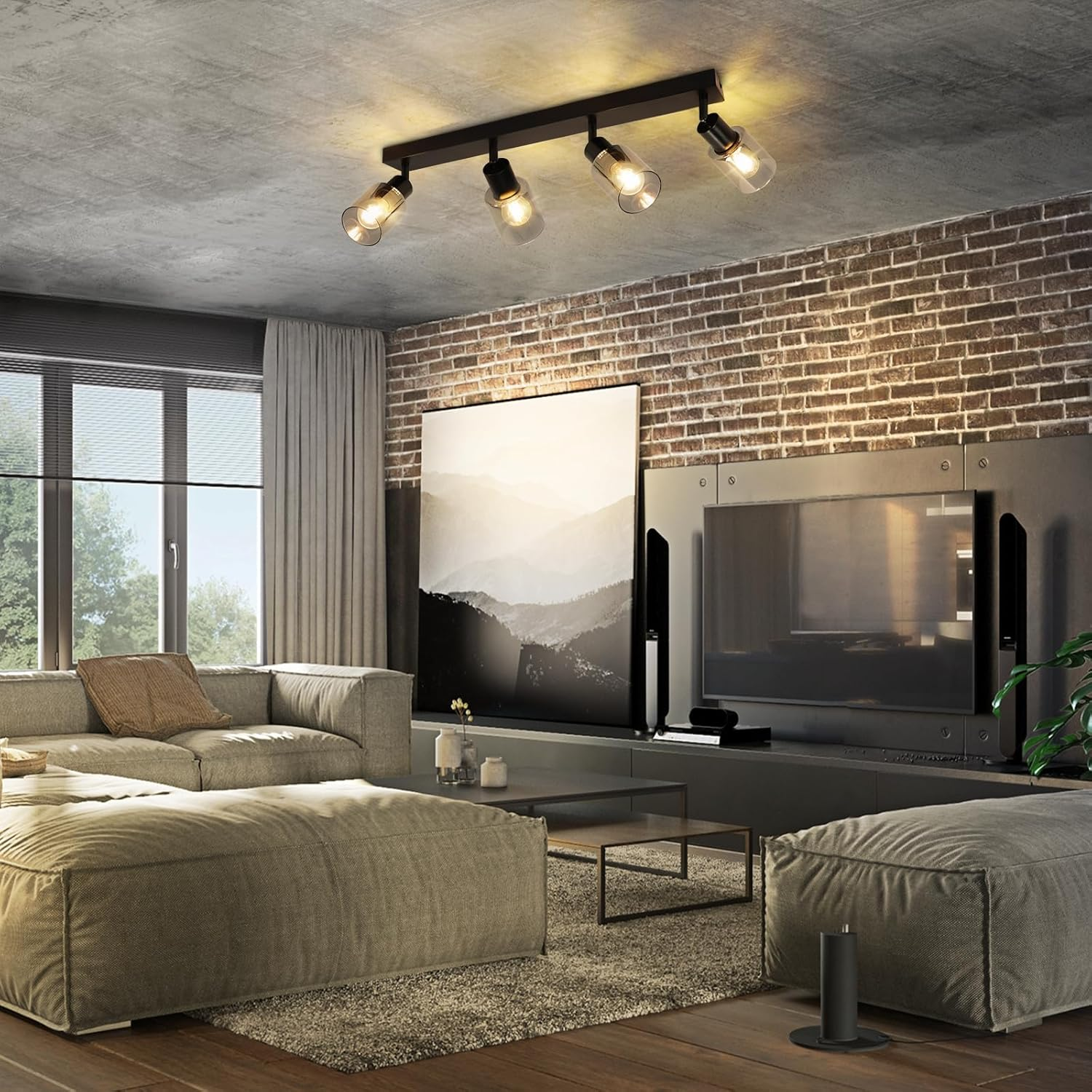 Salon z sofą, telewizorem, ceglaną ścianą i lampą sufitową.