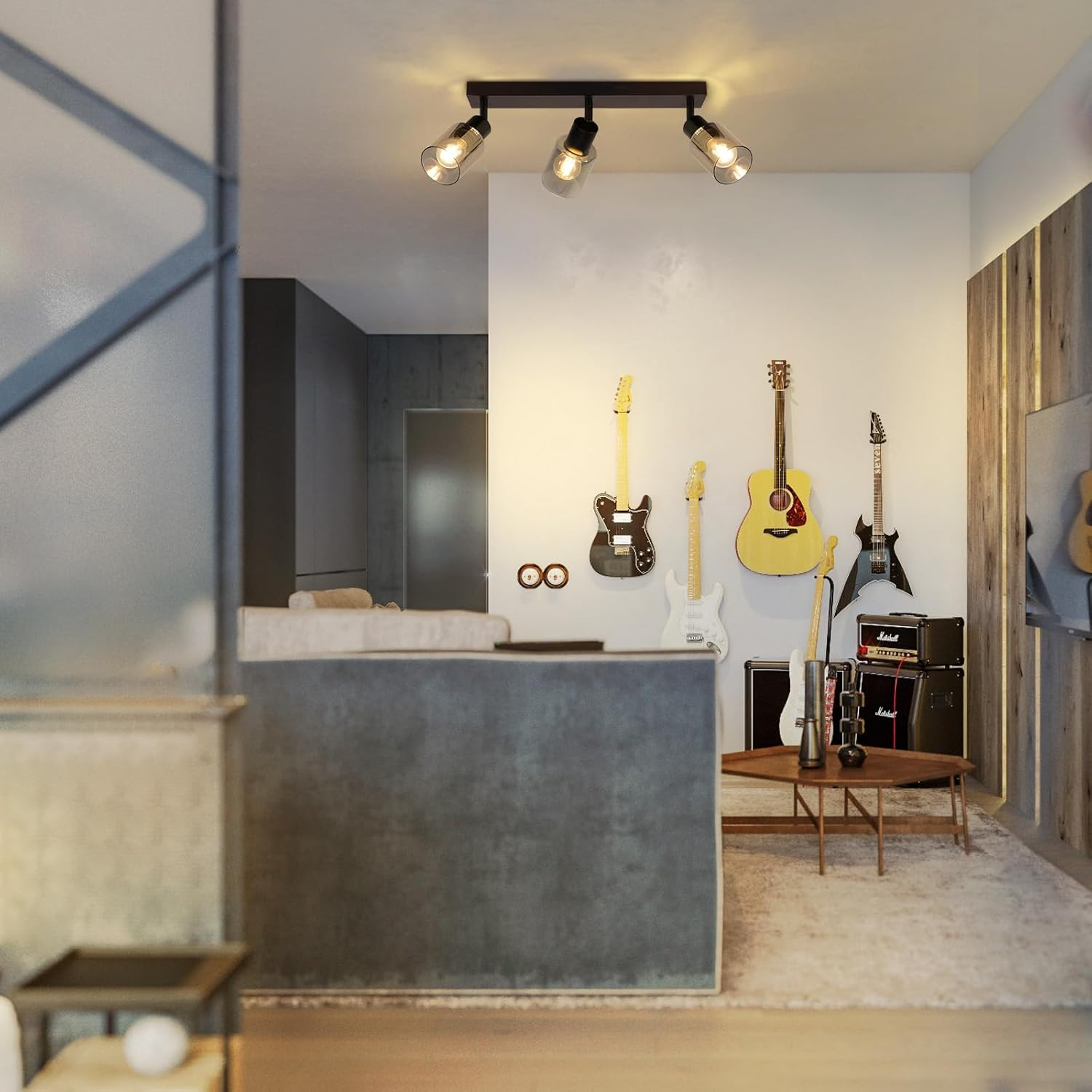 Pokój z gitarami na ścianie, sofą i lampą sufitową.