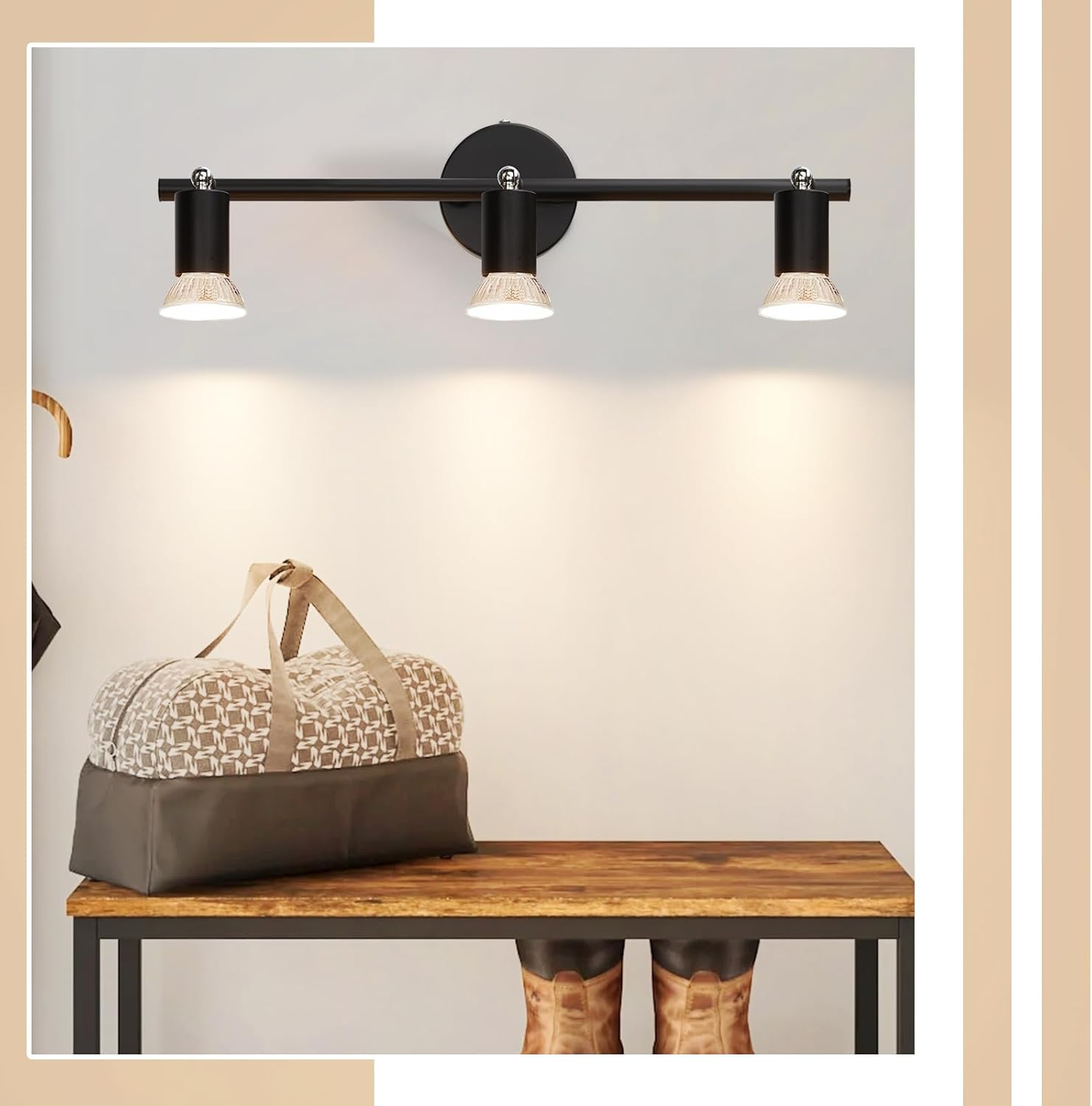 Korytarz z drewnianym stołem, torbą, butami i trzema czarnymi reflektorami.