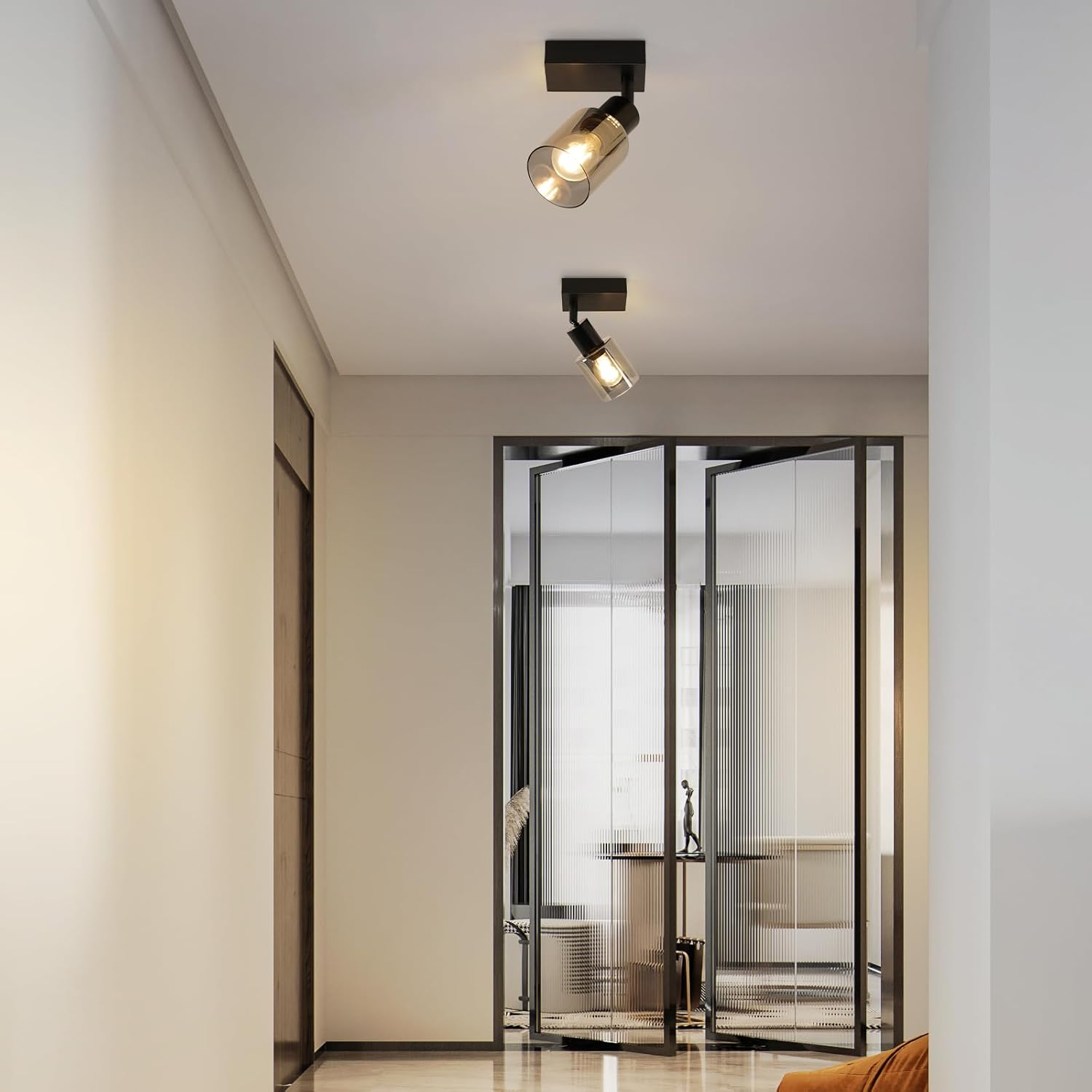 Korytarz z reflektorami na suficie i szklanymi drzwiami.